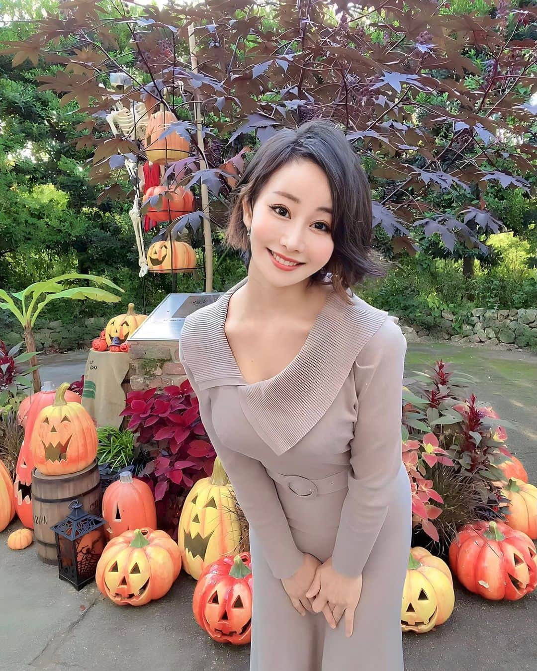 明里ともかさんのインスタグラム写真 - (明里ともかInstagram)「ハロウィン気分を味わいに庭園へお出かけしてきました🎃🌹 ・ ・ ・ #横浜 #横浜イングリッシュガーデン  #バラ園」10月29日 18時16分 - akaritomoka2016
