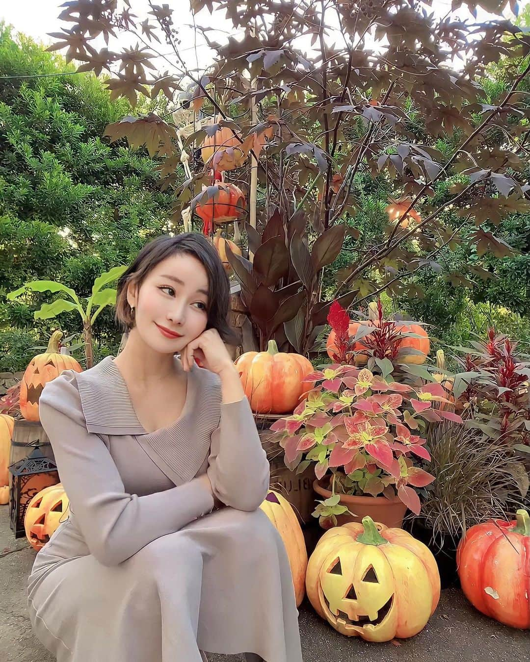 明里ともかのインスタグラム：「ハロウィン気分を味わいに庭園へお出かけしてきました🎃🌹 ・ ・ ・ #横浜 #横浜イングリッシュガーデン  #バラ園」