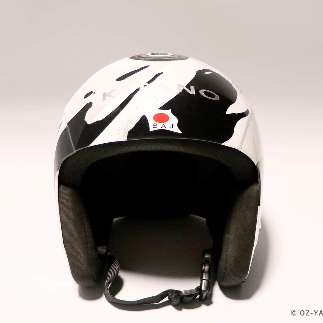 渡部善斗さんのインスタグラム写真 - (渡部善斗Instagram)「New helmet  by @oznote  @paintupsugar  @noskohzo   スポーツには 「スイッチが入る瞬間」があると言われています。  ・スタート位置に着いたタイミング ・声援を受けた時 ・道具を身につけた瞬間  他にも、それは種目やその人によって様々なのだとか。  ことスキージャンプにおいて、 「ヘルメットをかぶる」という行為はその最たるものの１つだと思っています。  そこで今回は、 〜かぶった瞬間に力がみなぎってくるような模様〜 というちょっと無茶なオーダーでペイントをお願いしました。  題名は  「aim」〜エイム〜  訳: 狙いを定める、志す  白と黒、陰と陽のような対となる"エネルギー"が渦となって、一点に集約していくようなデザイン  前回作を踏襲してアップデートした模様に込められた"進化"の意志  背面には"志"を現す金色の丸のマーク  更に、コーティングもマットとツヤが半々で異なり 「角度によって見え方や捉え方が違う」という面白い仕掛け  今回も"手描き1発勝負"で、まさに「力のみなぎる」作品にしていただきました。  ヘルメットに込められた意味合いのように、揺れ動く自分の中の可能性を追求し、定めた「aim」をブラさずに瞬間瞬間を突き進んでいきたいです。  📸: Photo by Yamaguchi Junko @junko.mia   #swanssnowgoggles #oz #oz山口佳祐 #noskohzo #art #helmet #アート #ヘルメット」10月29日 18時16分 - wtbyst