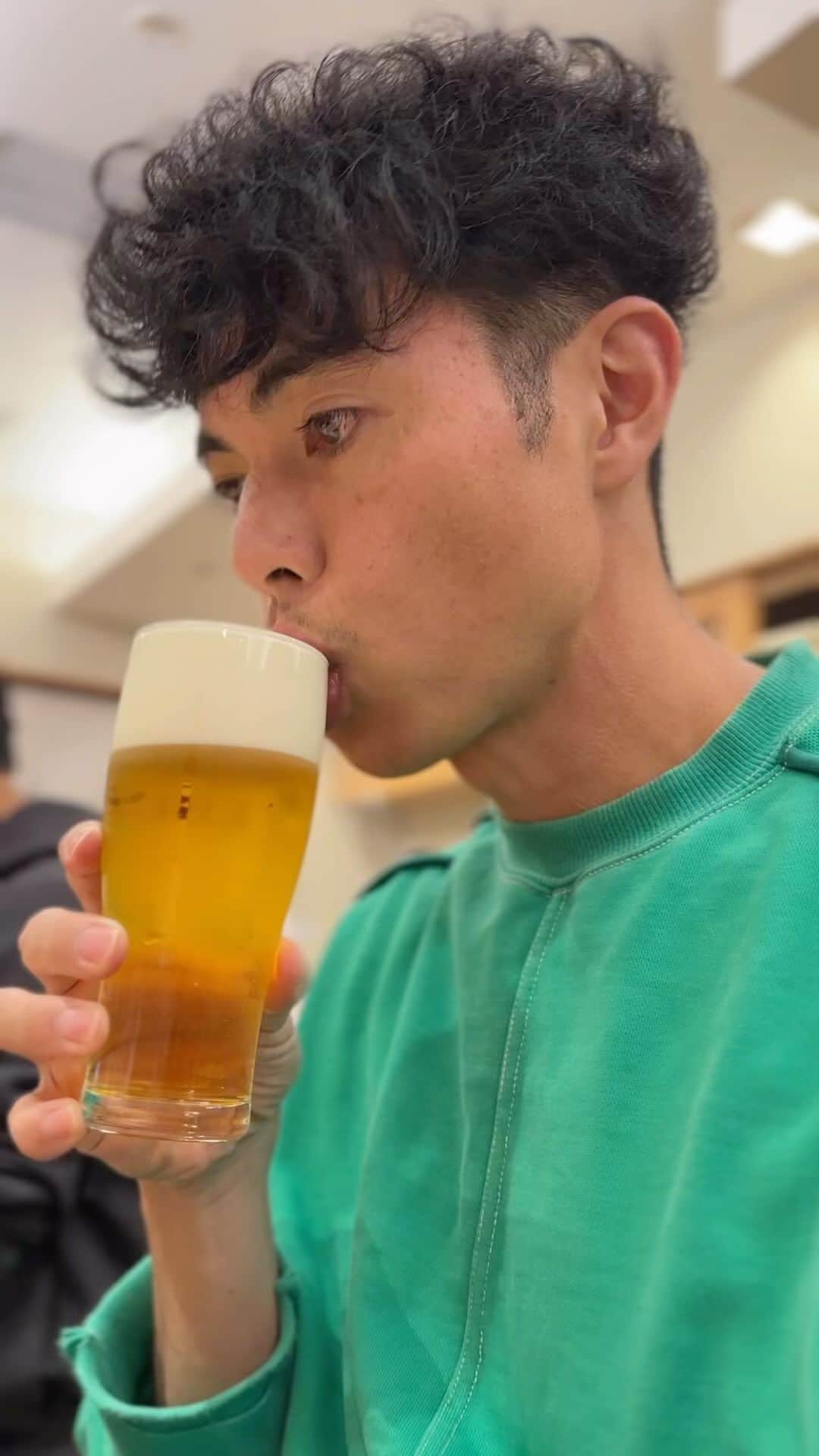 小島よしおのインスタグラム：「フルマラソン後のビール」