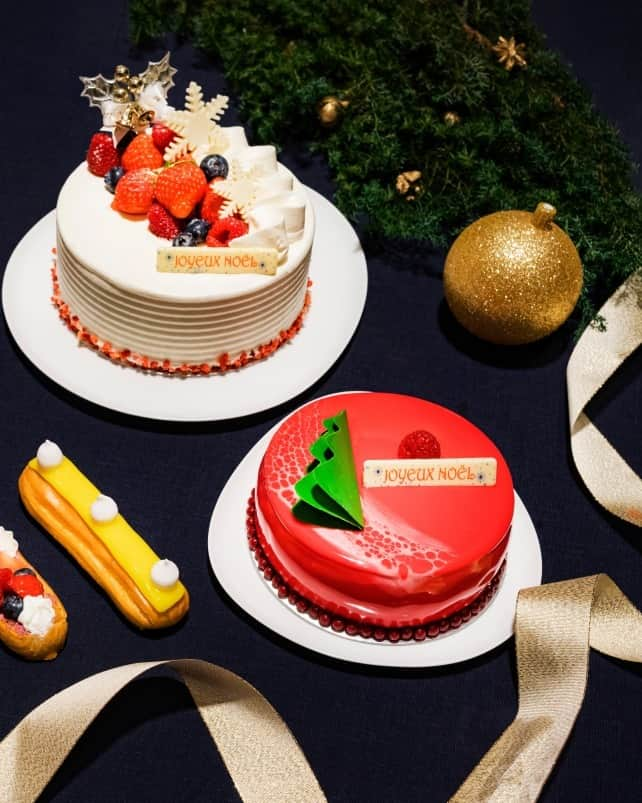 Andaz Tokyo アンダーズ 東京のインスタグラム：「今年もクリスマスケーキのご予約を開始いたしました🍰ストロベリーショートケーキから、 フェスティブの華やかさを彩る艶やかなルビーカラーが特徴のルージュや、 クリスマスツリーをイメージした可愛らしい見た目のピスタチオモンブラン、フランスの伝統菓子のパリブレストをアレンジしてクリスマスリースに見立てたチョコレートパリブレストまで、ペストリー シェフのクリエイティビティがフェスティブ気分をさらに盛り上げる4種類のオリジナルケーキが登場いたします🎄プロフィールのリンクよりご予約を承ります🎁  Reserve your Christmas cake today! 🍰 Choose from a delicious and festive selection imagined by the creativity of our pastry chefs. From the classic Strawberry Shortcake, the ‘Rouge’ cake with its glossy ruby color, to the lovely Pistachio Mont Blanc, that resembles a Christmas tree, and the chocolate Paris-Breast with its shape remembering a Christmas wreath, each cake fully expresses the festive spirit. Prepare your Christmas festivities already from today for a perfect holiday season.🎄 Click the link in the bio for more details.🎁  #クリスマスケーキ予約 #クリスマスケーキ2023 #クリスマスケーキ #駅直結 #東京ホテル #ホテルスイーツ #tokyohotel #beautifulhotels #tokyosweets #ライフスタイルホテル #ラグジュアリーホテル #虎ノ門ヒルズ #虎ノ門 #toranomonhills #アンダーズ東京 #andaztokyo #フェスティブ #ホテルメイド #christmas #christmascake #pastryshop #christmas2023 #tokyo #japan」