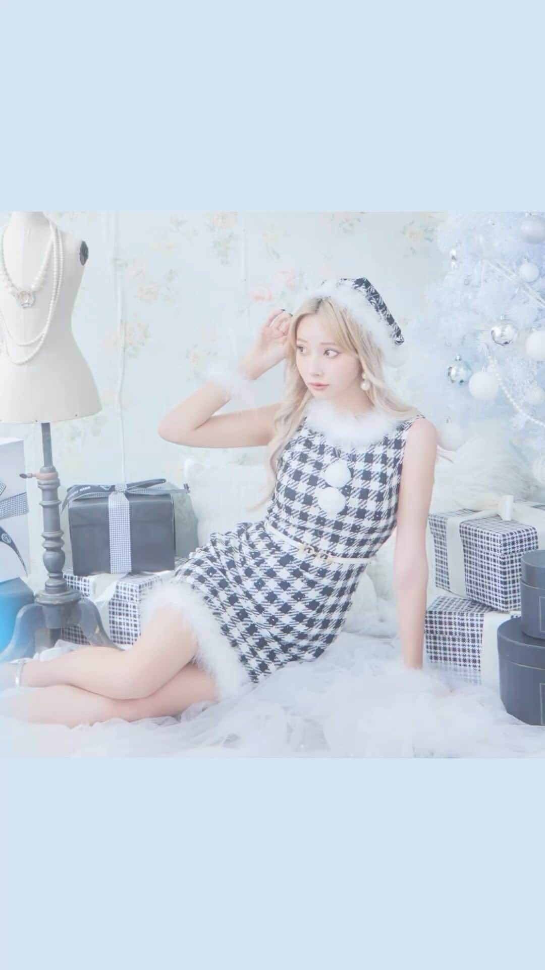 のインスタグラム：「. BLACK SANTA‎🖤 今年の冬はブラックサンタで大人っぽく♡  * * * * * * * * * * * * * * * * * *  🔍No.8029SB￥9,980+tax * * * * * * * * * * * * * * * * * *  #サンタコスチューム #コスチューム #サンタクロース #サンタコスプレ #クリスマス #クリスマスイベント #クリスマスパーティー #コスプレ #cosplay #コスプレ通販 #santaclaus #christmas #christmasparty #サンタ買うならシュガー #キャバドレス通販 #キャバ通販 #ドレス通販 #ドレスショップ」