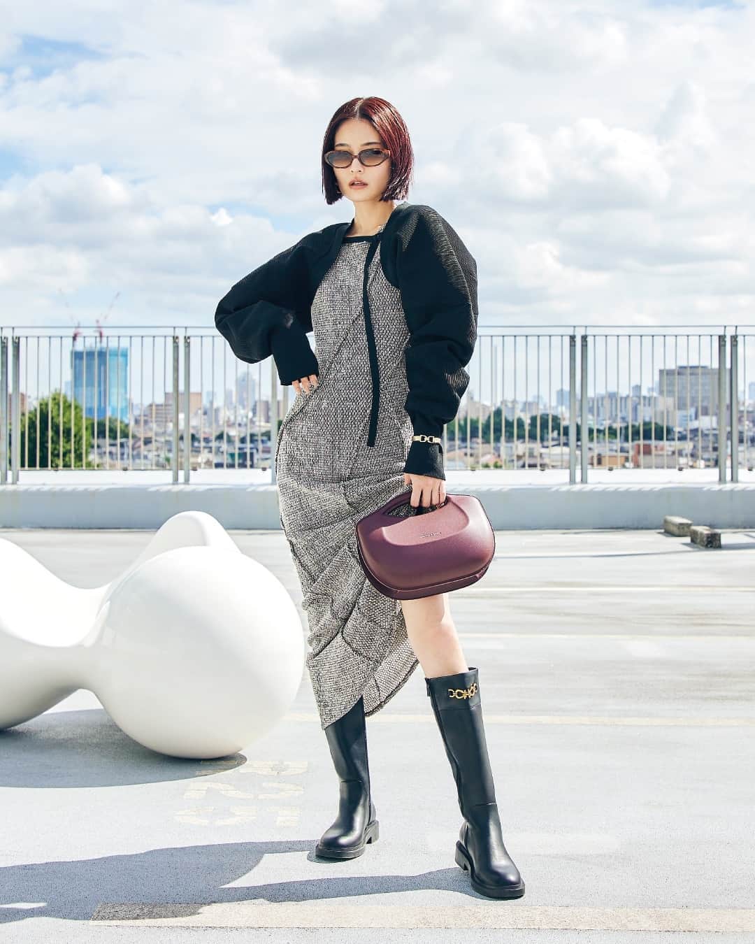 CHARLES & KEITH JAPAN CHARLES & KEITHのインスタグラム：「いつの時代も上品に仕上げてくれるクラシカルなスタイルやカラーをモダンに解釈。⁠ ディテールにまでこだわった美しいアイテムを取り入れてクラスアップを狙ってみて。⁠ ⁠ コクーン カーブハンドルバッグ⁠ (Article No. CK2-50782229)⁠ メタリックチェーンアクセント ロングブーツ⁠ (Article No. CK1-90580171)⁠ ⁠ #CharlesKeithFW23⁠ #チャールズアンドキース⁠ ⁠ Photographer: Keisei Arai⁠ Stylist: Itsuka Watanabe⁠ Makeup Artist: ANNA⁠ Hair Stylist: Miho Emori」