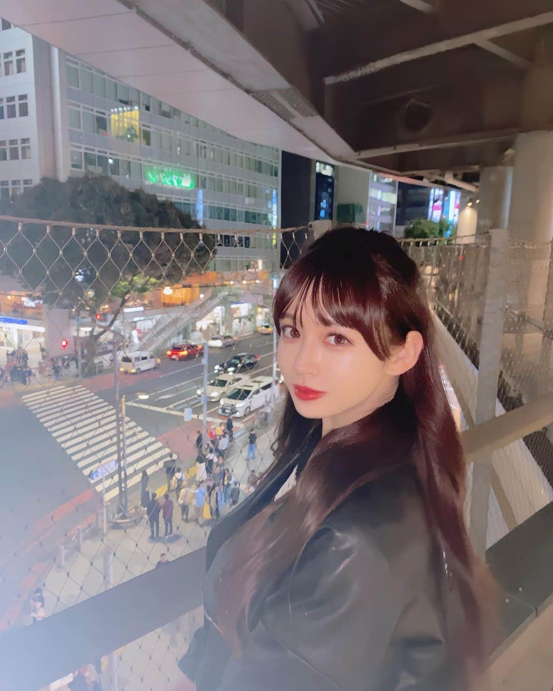 ナタリア聖奈のインスタグラム：「・ 夜ナタ🌃  #ナタリア聖奈 #ハーフアップ #モテ髪 #ライダース #ライダースコーデ #秋服」