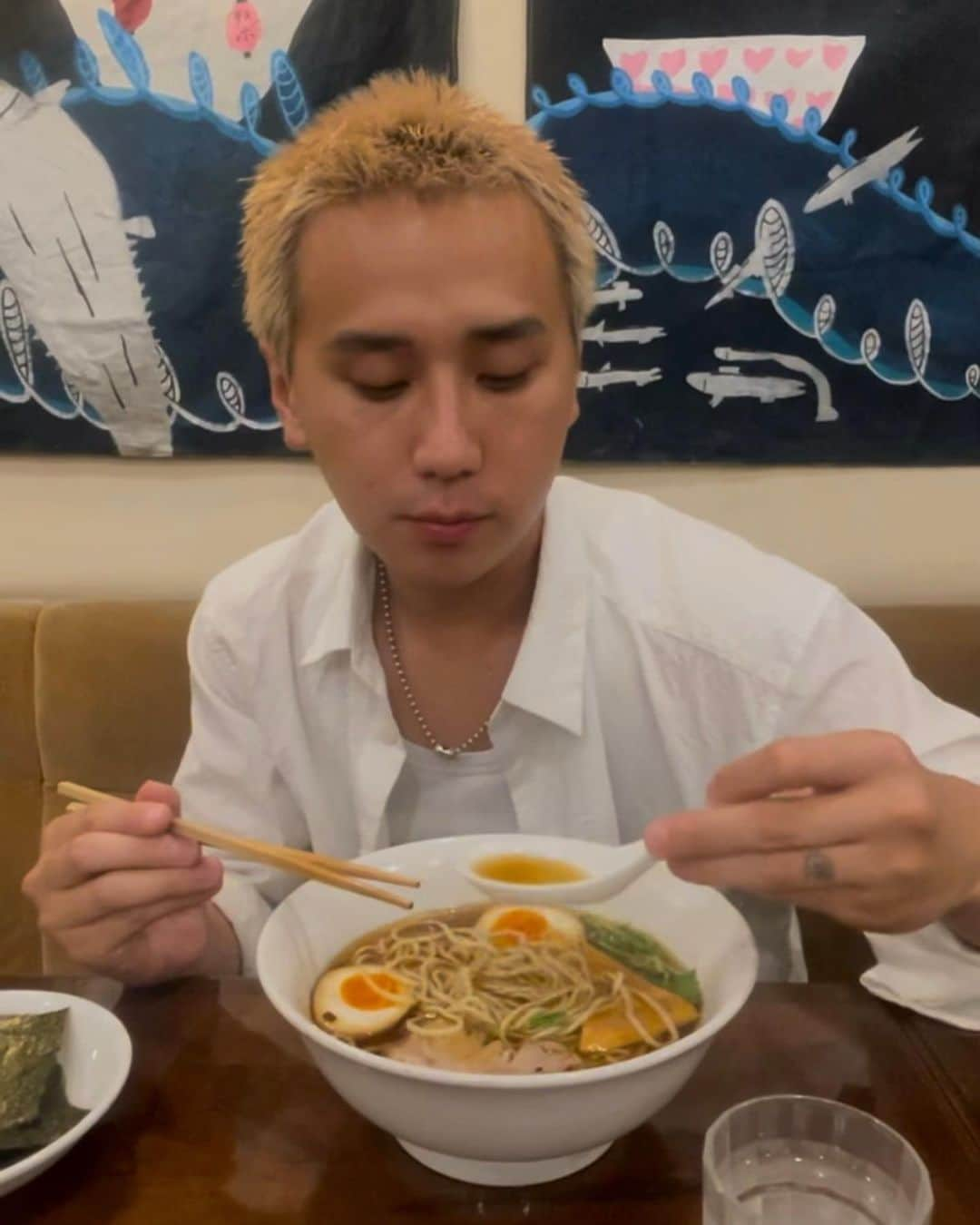 こめおさんのインスタグラム写真 - (こめおInstagram)「-  結構前の写真。 マネージャーとラーメン食べ行った時。  まじで毎日追い込まれてるーー みんなパワーくれーーー  #こめお #闘う料理人 #こめを #割烹こめを #料理人」10月29日 18時30分 - comeo_comel