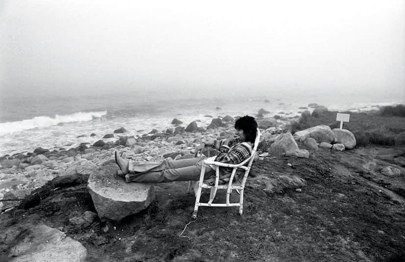 ロン・ウッドのインスタグラム：「☮️❤️ Sunday vibes - relaxing in Montauk, NY, 1975 📸 Ken Regan」