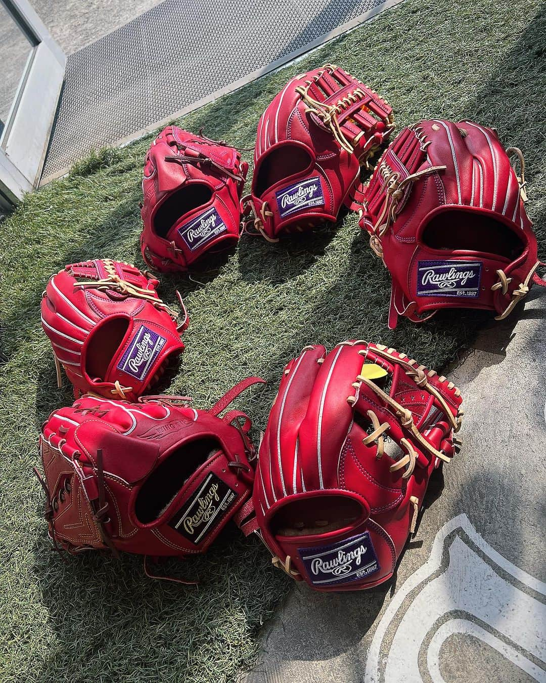 Rawlings Japanさんのインスタグラム写真 - (Rawlings JapanInstagram)「⚾️野球堂一球です⚾️ ・ ローリングスから一球オリジナルが入荷！！ 新しいワイン系のカラーが入っております🥰 ・ めっちゃ渋い😎 ・ 是非店頭にてチェックしてみてください！ ・ 御来店お待ちしております！🙇‍♂️ ・ #野球堂一球  #一球 #IKKYU #Baseball #野球 #Baseballshop #野球専門店 #大阪 #OSAKA #寝屋川 #硬式野球 #軟式野球 #グラブ #グローブ #バット #甲子園 #高校野球 #ローリングス  #rawlings  #rawlingsglove  #rawlingscustom  #rawlingsbaseball」10月29日 18時24分 - rawlings_japan_llc