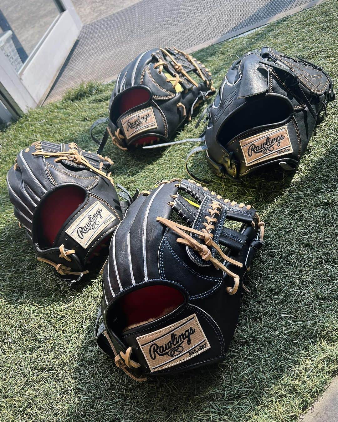 Rawlings Japanさんのインスタグラム写真 - (Rawlings JapanInstagram)「⚾️野球堂一球です⚾️ ・ ローリングスから一球オリジナルが入荷！！ 新しいワイン系のカラーが入っております🥰 ・ めっちゃ渋い😎 ・ 是非店頭にてチェックしてみてください！ ・ 御来店お待ちしております！🙇‍♂️ ・ #野球堂一球  #一球 #IKKYU #Baseball #野球 #Baseballshop #野球専門店 #大阪 #OSAKA #寝屋川 #硬式野球 #軟式野球 #グラブ #グローブ #バット #甲子園 #高校野球 #ローリングス  #rawlings  #rawlingsglove  #rawlingscustom  #rawlingsbaseball」10月29日 18時24分 - rawlings_japan_llc