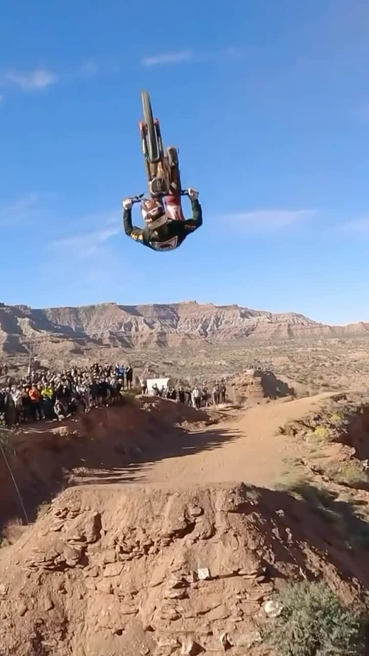 レッドブルのインスタグラム：「記録より記憶に残るスーパートリックに全集中🚲🔥 @bienvenidoaguado   #RedBullRampage @redbullbike  #レッドブル #翼をさずける #自転車 #マウンテンバイク #MTB」