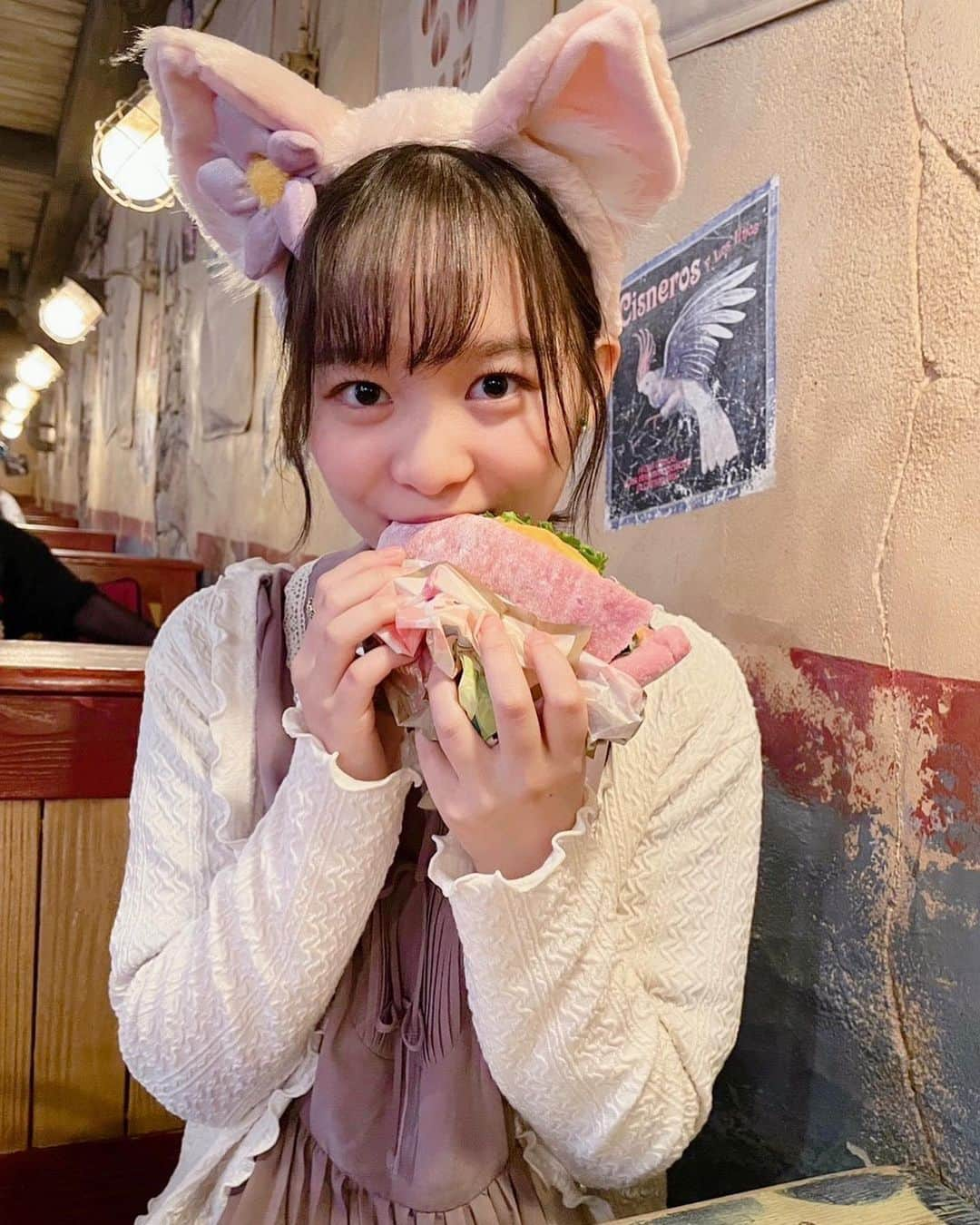 延命杏咲実のインスタグラム：「. ディズニーシーといえば、ダッフィーフレンズ！🧸💕 . 一番新しいフレンズのリーナ・ベルちゃんのカチューシャ、とってもお気に入り〜〜🎀  謎解きが好きなキツネの女の子だよ！😉 . もぐもぐリーナ・ベルちゃんはいかが？😋 あいにくの天気だったけど、お腹も心も満たされました🫶🏻やっぱり夢の国は最高だ〜〜！！🐭🏰 . . #ディズニーシー #ダッフィーフレンズ #リーナベル #リーナベルコーデ #セントフォース #セントフォースsprout #延命杏咲実 #延命ちゃん」