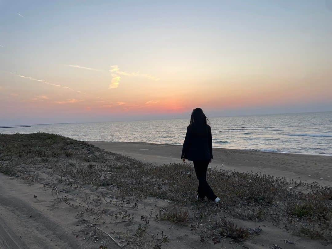 川崎琴之さんのインスタグラム写真 - (川崎琴之Instagram)「夕日が沈むところ初めてみて感動した…  すごく綺麗だった！ 写真より実際みた方が全然きれい！！ ・ ・ #石川旅行 #夕日」10月29日 18時25分 - kotono_0406