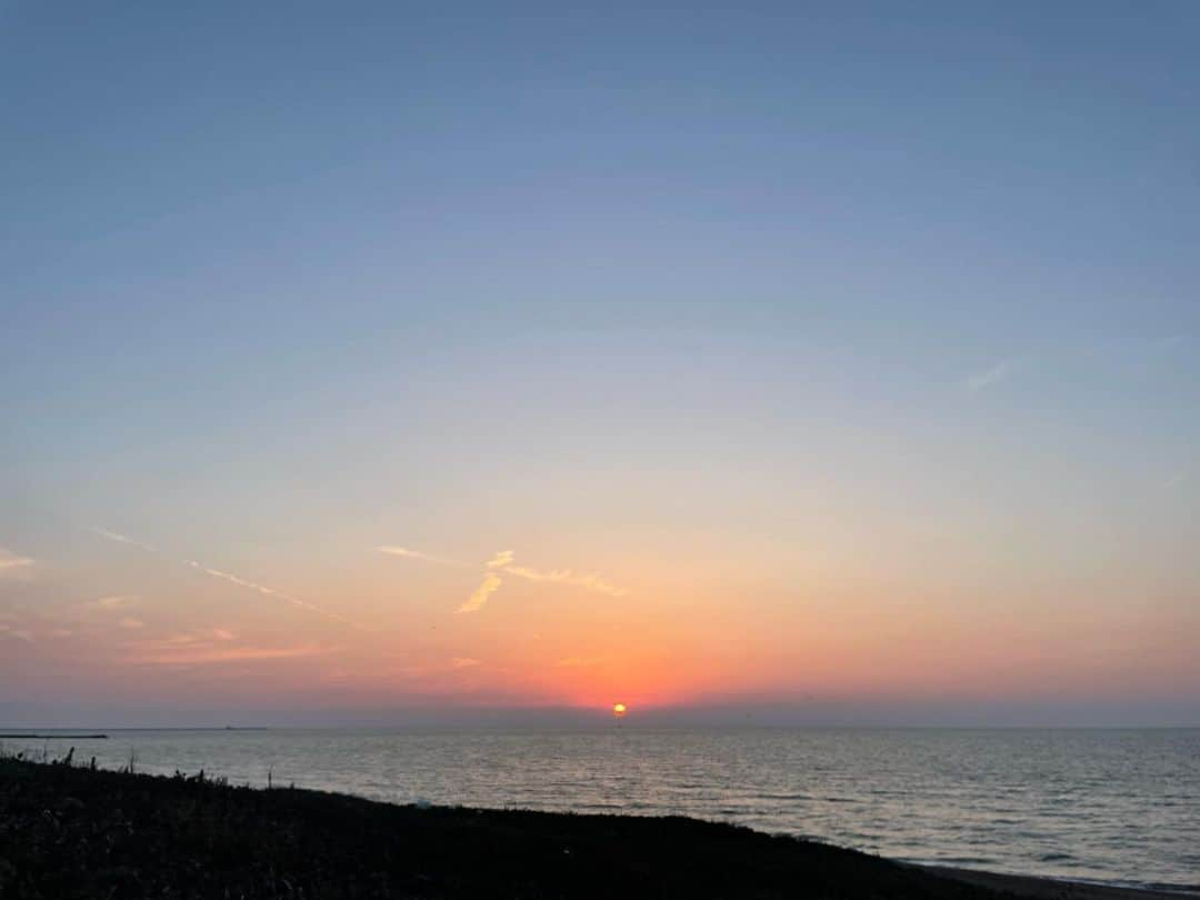 川崎琴之さんのインスタグラム写真 - (川崎琴之Instagram)「夕日が沈むところ初めてみて感動した…  すごく綺麗だった！ 写真より実際みた方が全然きれい！！ ・ ・ #石川旅行 #夕日」10月29日 18時25分 - kotono_0406