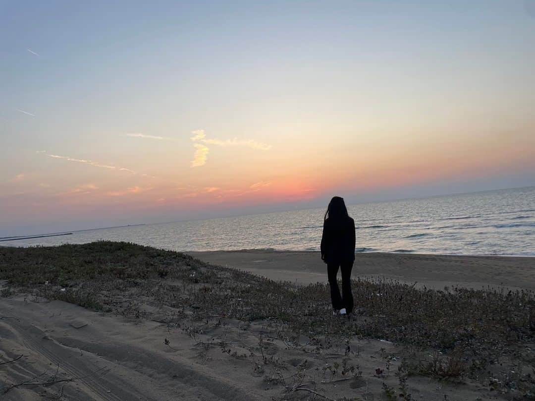 川崎琴之のインスタグラム：「夕日が沈むところ初めてみて感動した…  すごく綺麗だった！ 写真より実際みた方が全然きれい！！ ・ ・ #石川旅行 #夕日」