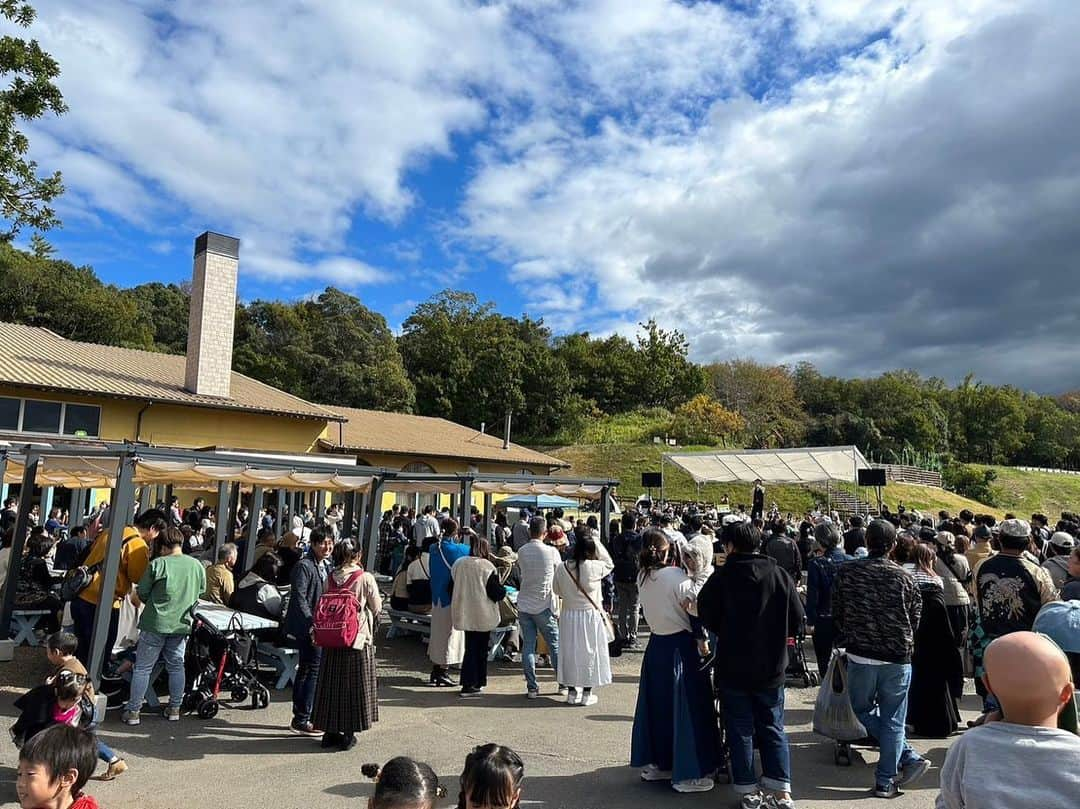 木山裕策さんのインスタグラム写真 - (木山裕策Instagram)「今日は大阪のハーベストの丘にてライブを行いました😊‼️  お天気にも恵まれ、沢山の皆様に観に来ていただき、本当にありがとうございましたー‼️小さい子どもたちもずっと手を振ってくれて、僕もほんわかと幸せな気持ちで歌わせていただきました😍‼️  毎年呼んでいただき、本当にありがとうございます😊❣️  #ハーベストの丘」10月29日 18時38分 - kiyamayusaku