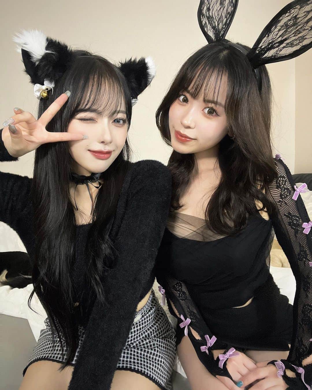 葉月ひまりのインスタグラム：「今年は一緒にハロウィンできないねって悲しんでたけど 急遽予定が合って弾丸ハロウィン🐈‍⬛🌙🐰🎀  高校生の頃から毎年ももあと過ごしてる(⑉• •⑉)❤︎ クリスマスは @__ramiiika も一緒に過ごそうね🥹」