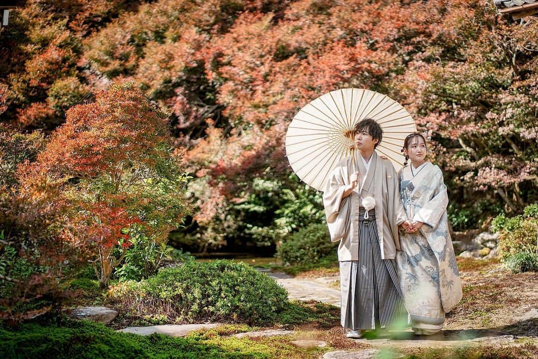 Kousuke Kawagutiのインスタグラム：「紅葉🍁はじまってきてます . 東光寺の素敵な空間を是非一度✨ . . . 世界が認めたヘアメイク . 最上級の和装前撮り . ¥78000 . 笑顔と感動を . 沢山の皆様に . SEKAKOU . 内容 . ヘアセット(新郎.新婦) . メイク . 着物(白打掛、色打掛) . 紋付袴 . 全てセットの料金です(お着付けも料金に含まれています) . 写真500枚~800枚お渡し(一眼レフカメラ撮影です) ※インスタの写真はほとんどiPhoneで撮った写真です . . DMにご連絡ください . 質問がある方もDMにご連絡ください  . #ヘアアレンジ#ロケーション#ヘアスタイル#ヘアセット#ウェディングドレス#ヘアメイク#ウェディング#ブライダル#ドレス#ブライダルフォト#掛下#レンタルドレス#成人式ヘア #岐阜美容師#前撮り #白無垢#wedding#後撮り#綿帽子 #岐阜前撮り#美容学生 #岐阜美容院#成人式前撮り  #プレ花嫁#和装前撮り #ブライダルヘア#SEKAKOU#花嫁ヘア#色打掛 #プレ花嫁さんと繋がりたい  .  hair @kousukekawaguti  . model  . accesoorry  . earring  . dress  . bouquet  . camera @sekakou_wedding_hair_salon . 着物　@sekakou_wedding_hair_salon  . studio . 着付け　@aini.shio  . make @aini.shio  . 和装持ち物  新郎 和装用肌着　 ステテコ(スパッツやハーフパンツでも代用可能)　 足袋  新婦  和装用肌着(上下分かれているタイプでも、ワンピースタイプでもどちらでも良い。但し、ノースリーブの肌着はダメ。) 足袋  和装ブラ(もしあれば持ってきて欲しいです。無くても大丈夫！)  宜しくお願い致します。」