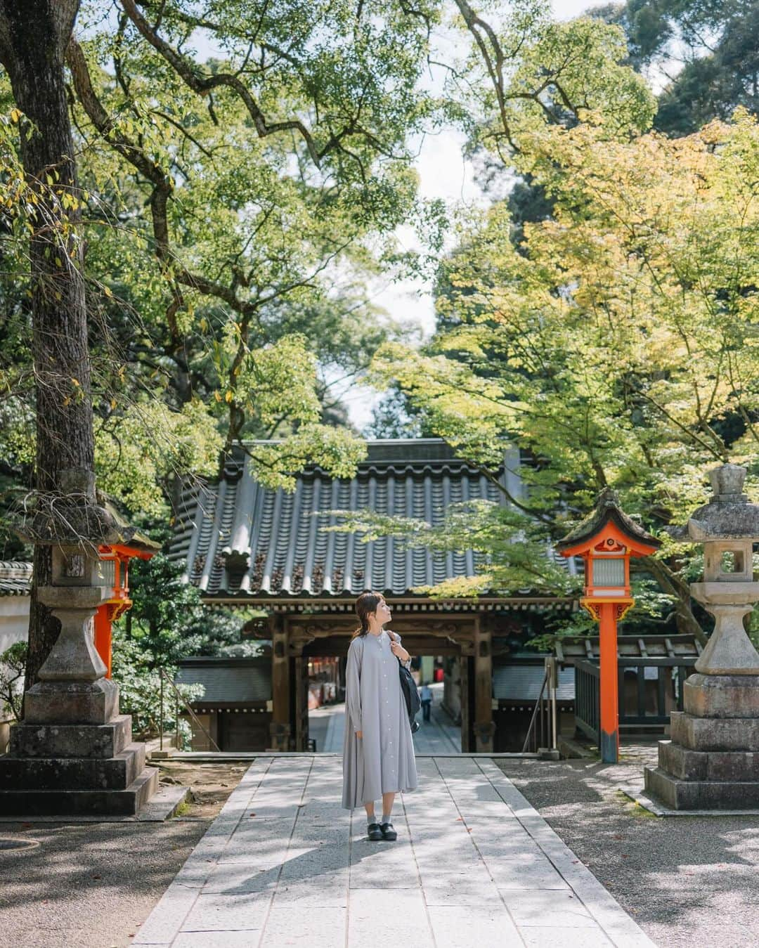 fuka_09のインスタグラム：「⁡ 私が住む兵庫のおすすめスポット紹介、第2弾📷 ⁡ 宝塚市にある「清荒神清澄寺」こと荒神さんは  ”火の神様・かまどの神様”と呼ばれています。 約1.2km も続く参道には新旧お店がたくさん連なっていて 散策が楽しいです。地域猫さんにも出会いました🐈  ⁡  「三田市ガラス工芸館」ではバーナーワーク (とんぼ玉作り)体験を。  とても丁寧に教えて頂けるので、安心して参加できます◎  ひとつとして同じものはなく、個性が出るのが楽しくて  以後ハマってしまいそうです 🫧 ⁡ ⁡ 兵庫在住ですが、今回初めての場所ばかりだったので  とても新鮮で楽しく撮影させてもらいました。  ぜひ保存して、散策の参考にしてみてくださいね ◡̈ ⁡ ⁡ 1-3: #清荒神清澄寺 4-5: #清荒神清澄寺参道  6-8: #三田市ガラス工芸館  ⁡ ⁡ ⁡ #PR #兵庫テロワール旅 #兵庫観光 #兵庫旅行#芦屋観光 #西宮観光 #宝塚観光 #三田観光 #Hyogo #japan #travel #japantravel #japantrip #discover」