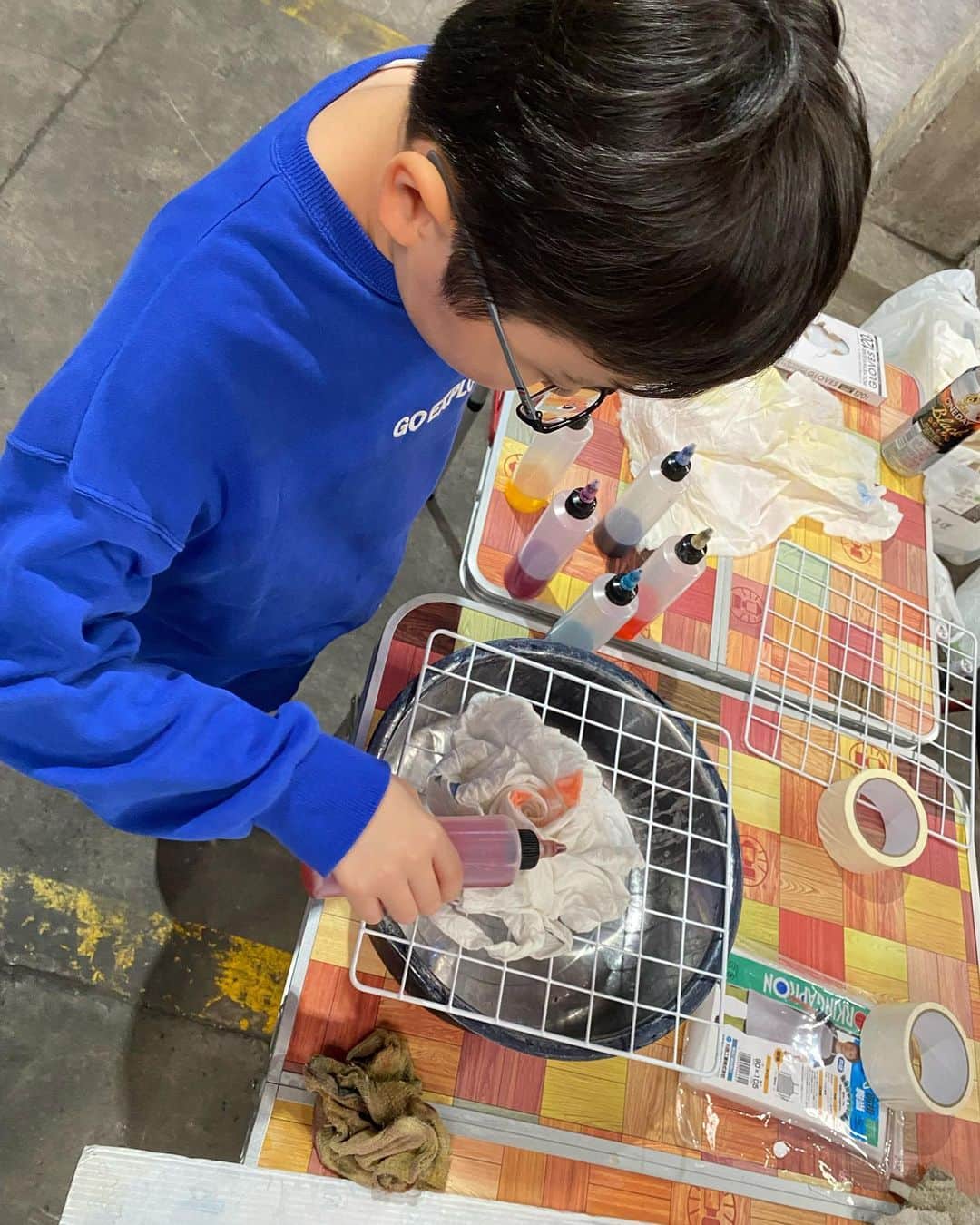 村瀬寛美のインスタグラム：「ひつじサミット尾州🐏 に行ってきましたよ。  羊たちの集まりではなくて 🐏🐏🐏  尾州織物として 一宮をはじめ愛知県西部から岐阜県西濃は 世界有数の毛織物の産地。  産業として、 作り手と消費者をつなぐだけでなく、 環境にやさしい企業や活動の理解を広げようと 行われています。  各地の織物会社ゆ、染色工場などでイベントが開かれていました。  次男が行っているのは、 おやつを使っているのではなく、 バッグの染色です。  実際に服にも使われている染色剤を使ってるので、 発色が良いらしい。  コットンの袋をクルクルとさせて、 いろんな色を点々とつけていきました。  今日は１日寝かせて、 明日水洗いして干せば完成🫶  どんな作品に仕上がるかな？楽しみ。  #ひつじサミット尾州  #尾州織物  #環境に優しい産業 #子どもとお出かけ」
