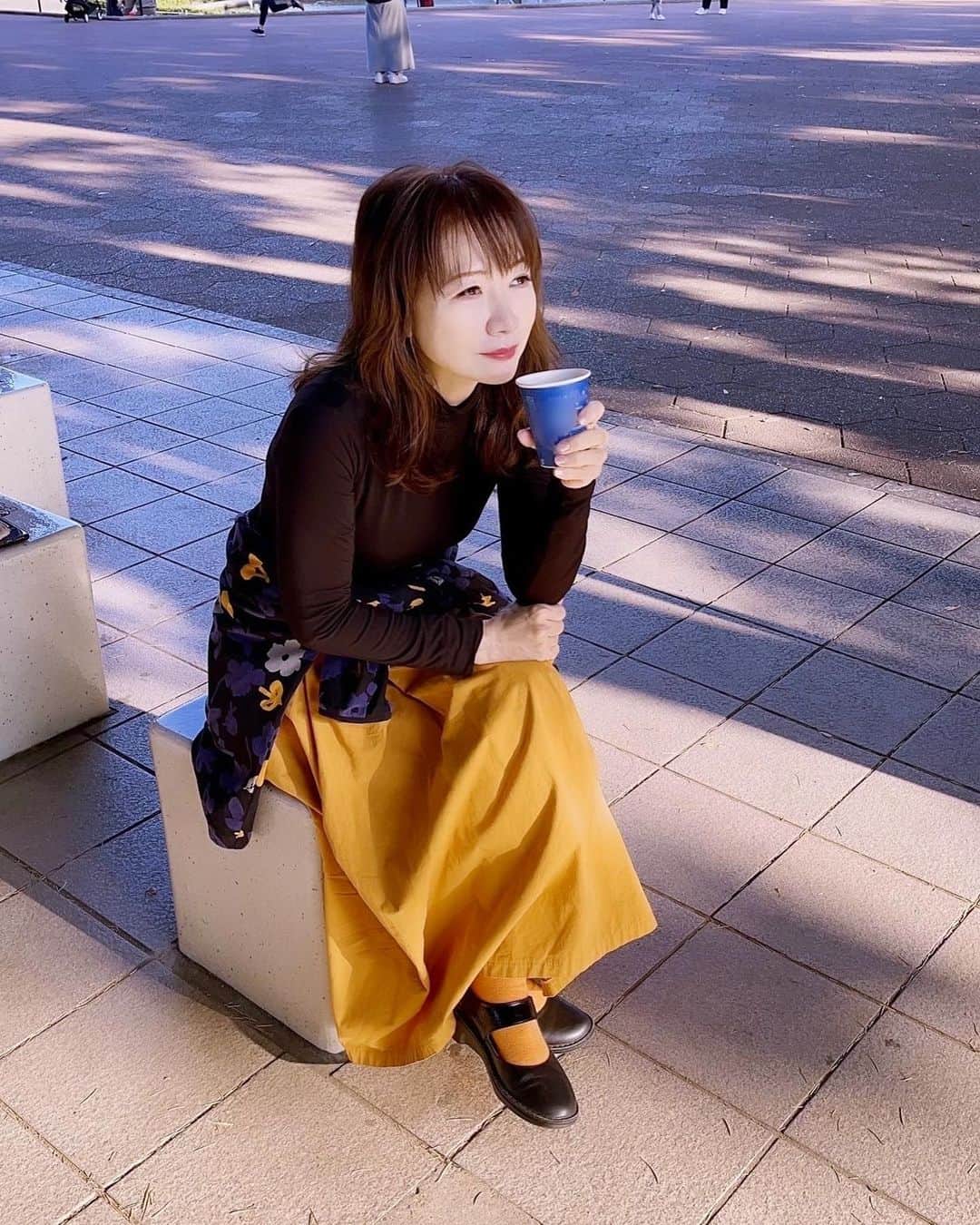 平松愛理のインスタグラム：「⁡ 風邪治りかけ中🤧 ⁡ お天気良いし、打ち合わせはちょっとだけ外で… ⁡ でもやっぱり風が吹くと寒いから 温かい飲み物欲しくなる☕️ ⁡ まだもう少しウチにいよう🌱 ⁡」