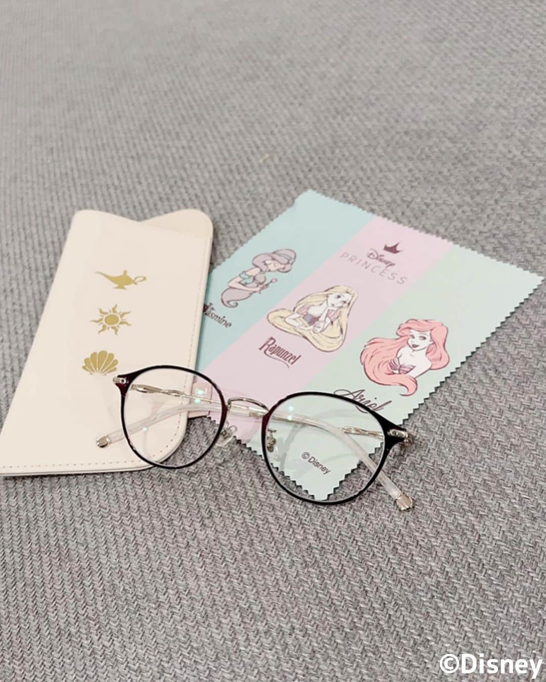 まほこさんのインスタグラム写真 - (まほこInstagram)「ZoffのDisneyコレクションだよ〜！👓🐭💝 私が選んだのラプンツェルモチーフのメガネ♡ ラプンツェルの長い髪の毛を編み込んだようなテンプルと花飾りが超可愛いの🥺🥺💜 ZoffのDisneyコレクションは今年で10周年だそうです！！🎊 かわいい〜メガネが沢山あるから自分に似合うメガネが見つかると思うよ 是非お近くの店舗でチェックしてみてね！♡  #PR #Zoff #Zoff_DisneyCollection10th」10月29日 18時35分 - mahoko.0918