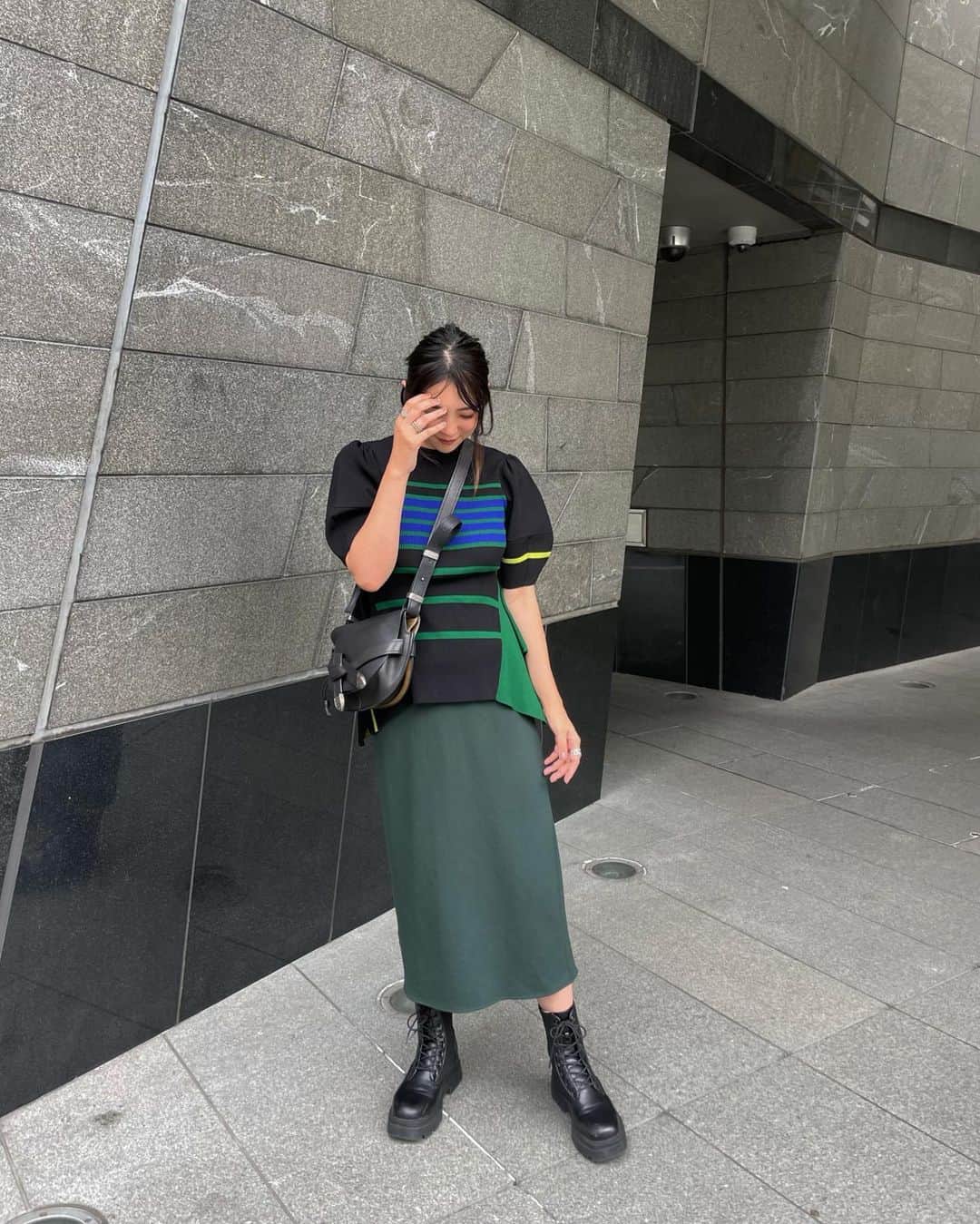 のインスタグラム：「☆ 𝕠𝕦𝕥𝕗𝕚𝕥 ☆  . 運動会ってやっぱり疲れるんだねw ま、私は泣き疲れ 親子共々まったりな休日  私いつも写真が斜めなのを調節しつつ投稿するんだけど 大体こんな感じで体が斜めなんだよね なんでなんだろう  . . #un3d #uniqlo #loewe #高身長女子#高身長コーデ#40代コーデ #40代ファッション#大人カジュアル#30代ファッション #30代コーデ#骨スト#骨格ストレート#シンプルコーデ#キレイめコーデ」