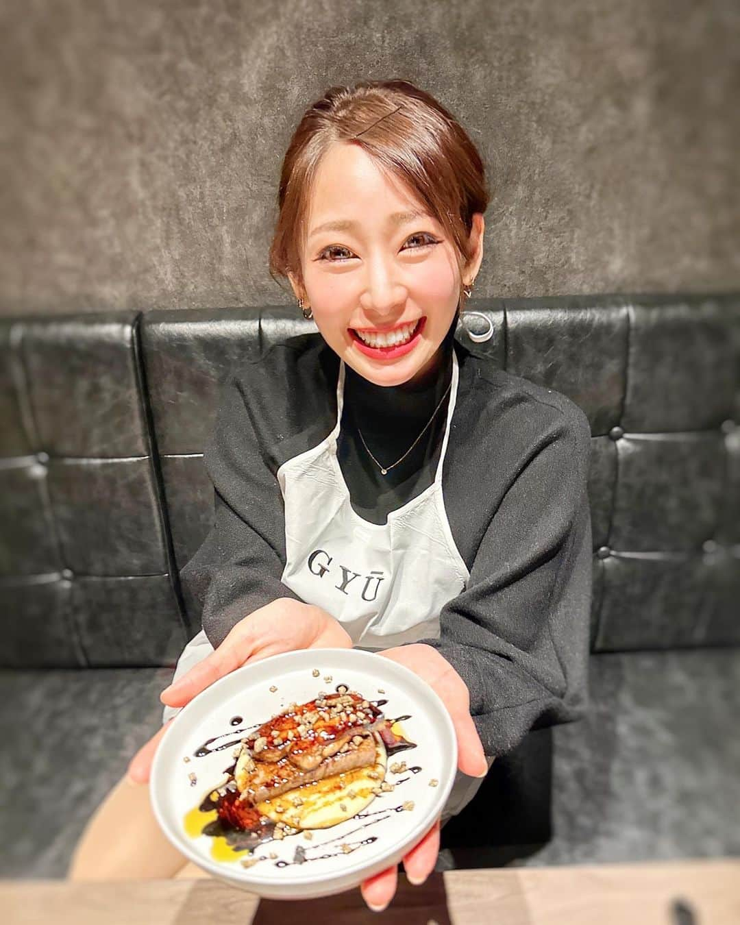 りほのインスタグラム：「大好きなお肉ーっ！❤️😆 運動した後はお肉でタンパク質補給！😍  お気に入り焼肉店【牛〜gyu〜】の千葉店さんが9月9日にグランドオープンしたので行ってきたにょん💕😆   美味しくてつい足を伸ばして行っちゃうお気に入りのお店✨ここはひと味変わった焼肉が堪能できるのですっ😊今回は千葉店限定コースをいただきました😆  限定コースのヒレステーキとフォアグラのロッシーニ〜トリュフ仕立て〜がインパクト大！😍目の前でお肉とフォアグラを焼いてくれて作ってくれます❤️☺️  普通の焼肉とは一味違った焼肉料理が楽しめる🤤専属の焼師さんが丁寧に目の前で焼いてくださって全てのお肉たちがベストな焼き具合でいただけるの✨🤭  厚切りたん元を丸ごと焼いてくれてから切ってくれるんだけど、柔らかくて格別💕ここは完全個室なので落ち着いてご飯が食べられるところもポイント高い😆  梅のキムチも具沢山の宮廷キムチもgyuさんのお気に入り❤️ユッケも美味しかったなー✨🤤  お祝いの日や会食など特別な人にぴったりのお店☺️普通の焼肉じゃちょっと物足りなくなってる人にもぜひオススメしたい😍  お肉食べると元気まんたんっ❤️☺️  @gyu_funabashi   #gyu 千葉店 #千葉焼肉 #千葉ディナー #焼肉#肉#にくすたぐらむ #女子会#食事　#飯テロ #個室#グルメ#グルメ女子 #グルメ部 #グルメスタグラム #グルメ好きな人と繋がりたい #肉食女子 #食レポ　#yakiniku #japanesefood #japanesegirl #japanesebeef #gyutan #PR　#wasyoku #funabashi #teppanyaki #焼肉女子　#飯テログラム #焼肉デート #焼肉グルメ」