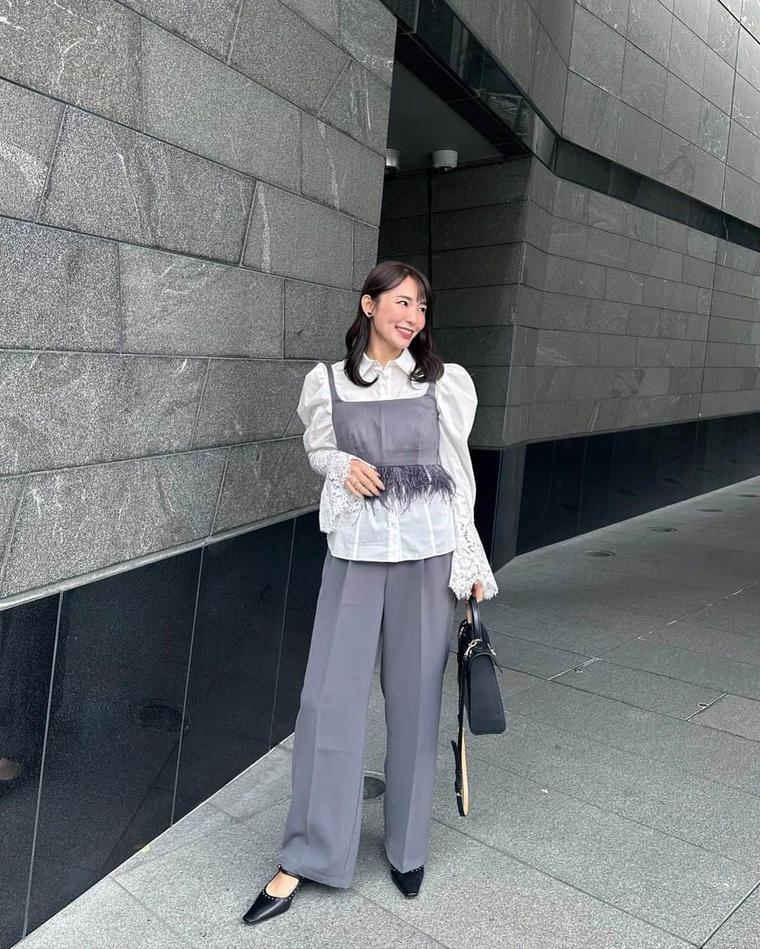 shizuka.watanabeさんのインスタグラム写真 - (shizuka.watanabeInstagram)「グレーが気になっている最近〜🤍  展示会でグレーカラーのものばかりオーダーしていたそうで 届くのがだいたいモノトーンな私です🙌  モケモケはいつもながら好きー❤️ @chicjoc_official やっぱりツボだわー!!!  tops.... #jillstuart #chicjoc pants... #reedit bag... #cafune shoes... #pellico」10月29日 18時48分 - shizuka.watanabe
