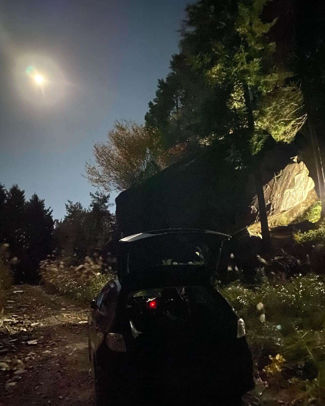 小山田大のインスタグラム：「The moon was beautiful last night.  昨晩は月が綺麗だった。 V10くらいのを一本初登。 プロジェクトは全然できず、、、」