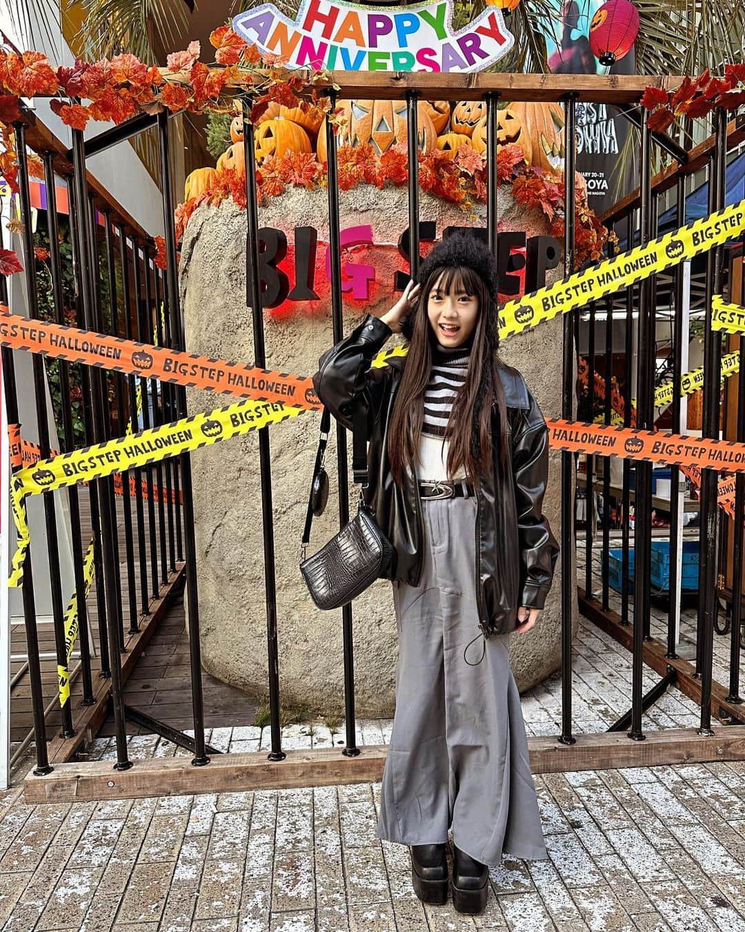 豊川亜咲のインスタグラム：「🖤🧡 . BIGSTEP前で HappyHalloween🎃  #ハロウィン #心斎橋 #お買い物💝」