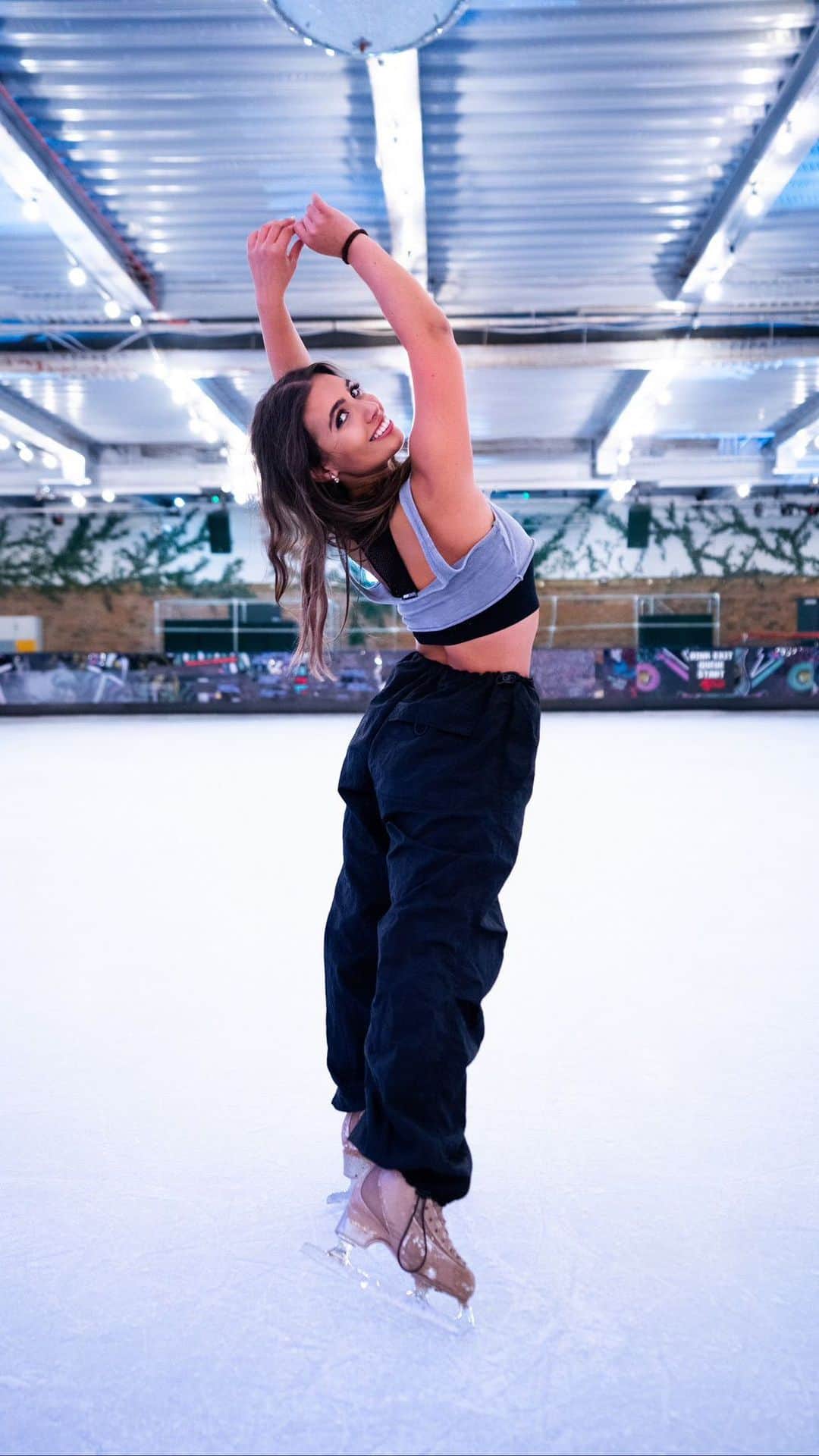 アマニ・ファンシーのインスタグラム：「AMANI FANCY 🇬🇧 Welcome Amani to TheIceCapture! First video of many to come! 🤩 love the improvised choreography created in this along with a beautiful split jump! 😍👏 Wishing her the best of luck in her first series of Dancing on ice!! . . Filmed by Daniel Linden of @theicecapture  ⛸️ @amanifancy  📍 @queens.london  @britishiceskating @mkblades @isufigureskating  #dancingonice #isufigureskating #iceskating #choreography #contemporarydance」