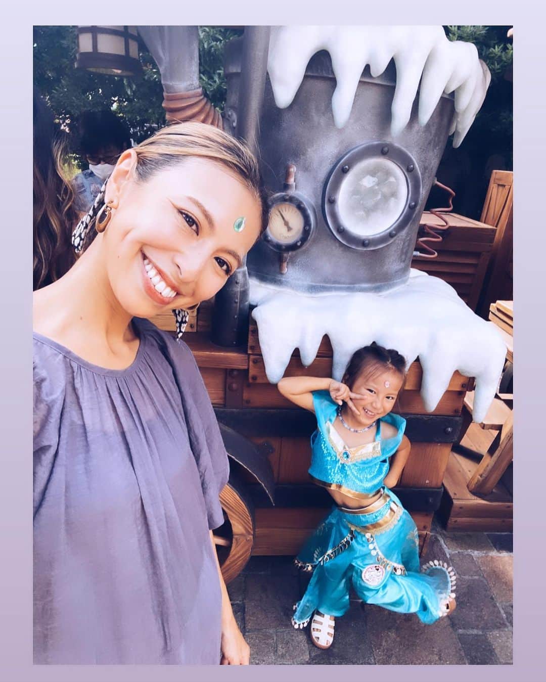 高橋菜摘のインスタグラム：「Princess Jasmine👸🩵 幼なじみとの思い出💭 今年は本人達の要望で アリエルと迷ってジャスミン👑  彼女たちにとって 大人の完全仮装が許される #dハロ は Princessだらけで天国でしかない✨ なんと5歳にしてナンパを覚える。 街を歩くPrincessに声かけまくり 写真撮ってもらい🤳笑 キャーキャー言ってる一日👧 そしてPrincessたちみんな優しいの。 嫌がらず笑顔で目線を合わせてくれて。 仮装だけじゃなく身振り手振りも ちゃんとPrincessでした👸✨ 3人も歩く人に可愛い可愛いと言われ ルンルンルンだったね🤍 . #ハロウィン #ディズニーハロウィン #ディズニー仮装 #dハロ仮装 #disney  #princess #princessjasmine #🎃  #Halloween #halloweencostume」