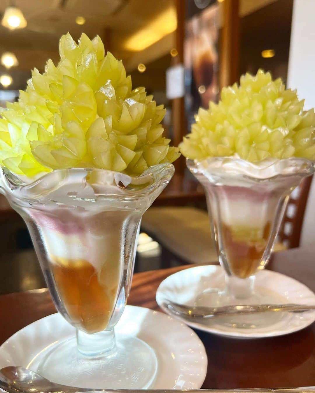 ナゴレコさんのインスタグラム写真 - (ナゴレコInstagram)「📍「煎豆茶館 杣」 ･････････････････････････････････････････  花束のような美しいフルーツパフェが可愛すぎる💐  今日は、豊田にある喫茶店「煎豆茶館 杣」さんをご紹介✨ こちらのお店では季節のフルーツを使ったパフェやデザート、喫茶メニューが楽しめます🍴  今の時期必見なのが、シャインマスカットのパフェ🍇 花の形のように美しくカットされていて、思わずうっとり…💕  たっぷりのシャインマスカットの下にはホイップクリームやシャーベットなどぎっしり！ どこから食べても美味しいひとくちが楽しめそうです✊  サンドイッチなどの軽食メニューもあるので、どんな時間帯でも楽しめそう！ 週末どこに行こうか迷ったら、ぜひこちらのお店に行ってみてね🔖  ┈┈┈┈┈┈┈┈┈┈┈┈┈┈┈┈┈┈┈  🍤名古屋のローカルグルメメディア【ナゴレコ】🍤  名古屋人がレコメンドする本当に美味しい名古屋めし🥢 これさえフォローしておけば、街の流行りがきっとわかる◎ 100名以上の編集部で作り上げる、名古屋エリア最大規模のグルメメディアです📝  他の投稿はこちらから👉 @nagoya_food  ┈┈┈┈┈┈┈┈┈┈┈┈┈┈┈┈┈┈┈  素敵な投稿にタグ付けしていただきありがとうございます✨  #ナゴレコ で、あなたの投稿をリポスト！ webサイト「ナゴレコ」もチェックしてね👀 ･････････････････････････････････････････  ☞ photo by （ @macron1117 ）さん  シャインマスカット💚 . @soma_toyota 【 杣 】 . シャインマスカットパフェ✨ ￥2300 . 📍愛知県豊田市若林町雁股7-8 🏠『 煎豆茶館 杣 』 . 宝石のようなパフェが頂ける 昔ながらの喫茶店杣（ソマ）さん . シャインマスカットが綺麗にカットされてる🥰 . ◇ラフランスのシャーベット ◇巨峰シャーベット ◇クリームチーズジェラート ◇カサブランカゼリー . 1粒ずつ丁寧にカットされたシャインマスカットは芸術品😭 . 見た目だけじゃなくて シャインマスカットめちゃ美味しかった💚 . カサブランカゼリーでさっぱりと終われる美しいパフェでした . .」10月29日 18時47分 - nagoya_food