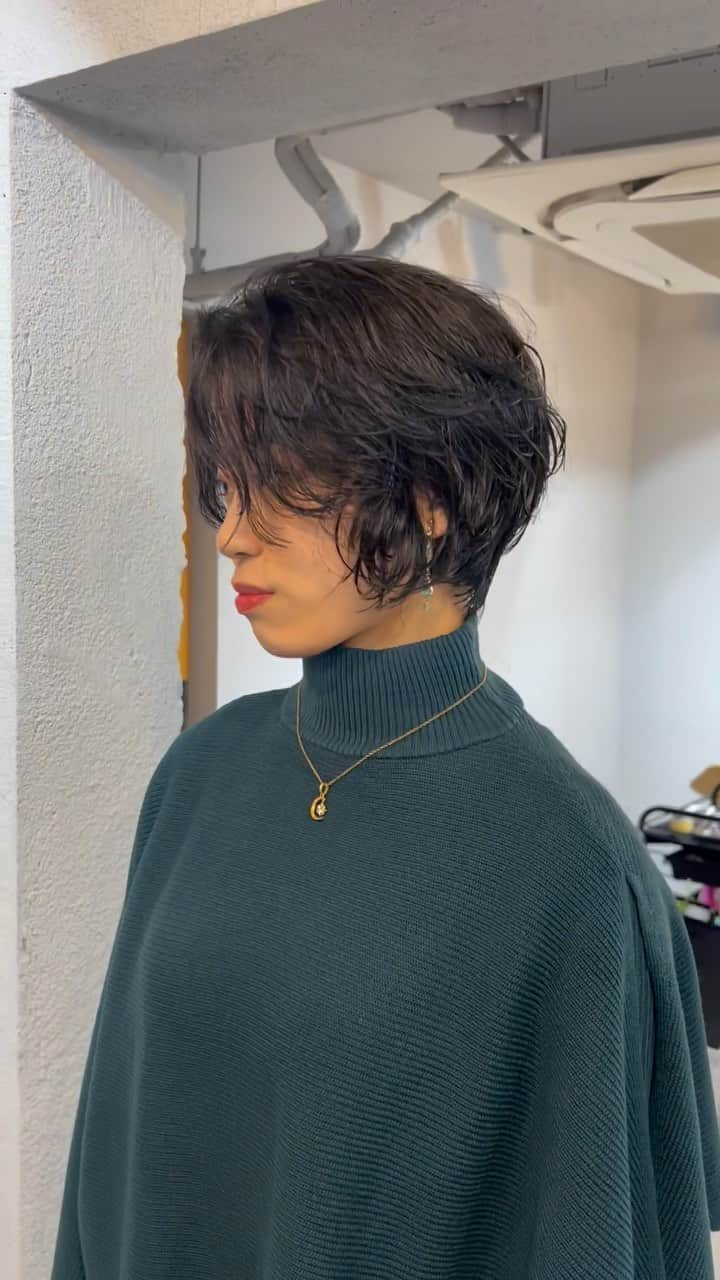 阿藤俊也のインスタグラム：「パーマとショートヘア✂︎  ※好きな雰囲気のスタイルのお写真あれば ぜひ持参ください！！ 好みが伝わりやすいので、ありがたいです☺️  ◆イメージ変えたいけど、似合うか心配😥 ◆いつもどこか似合ってない気がする😥 ◆自分に似合う髪型がわからない😥 ◆自分でうまくセット出来ない😥 ◆とにかく良い感じになりたい😥  どんなお悩みでもご相談ください☺️ どんな状態からでも、素敵にします✨✨ 年齢も問わず、どなたでも  【⚠️ご予約について⚠️】 ↓↓↓↓↓↓↓↓↓↓↓↓↓ ホーム画面URLからへ 簡単にご予約可能です😊 予約がよくわからない場合は、 お電話にて確認お願い致します🤲🤲  #ショート#ショートボブ#ショートへア#ヘアスタイル#ハンサムショート#2ブロック#大人へア#クセ毛#ショートカット#くびれヘア #レイヤーカット#前下がりボブ#刈り上げ #パーマスタイル#クセ毛ショート #パーマ#清澄白河#清澄白河美容室#阿藤俊也#パーマ#ウルフカット#ウルフヘア」