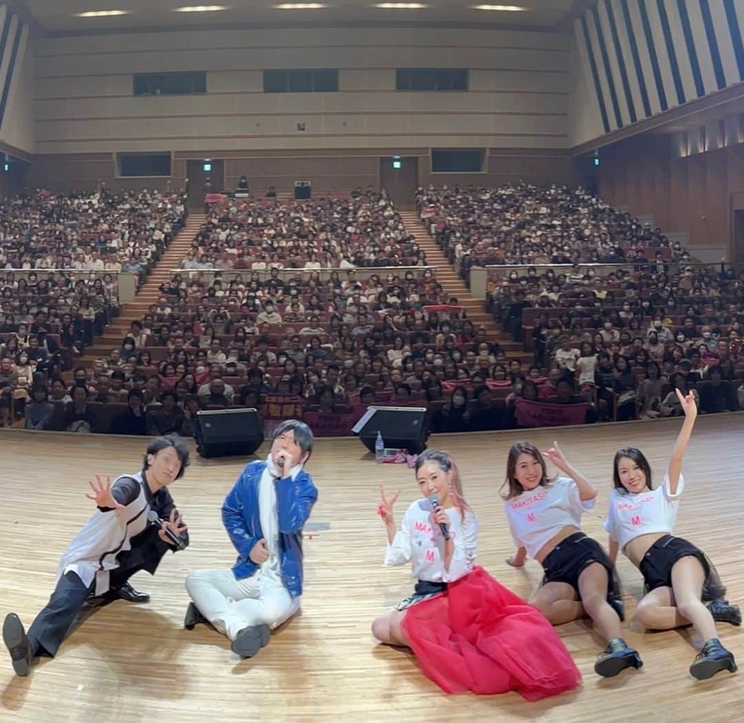 Mr.シャチホコのインスタグラム：「荒牧陽子さんとの歌まねライブ‼️ 最高に盛り上がりました😊✨ 発売初日で完売だったとのことで会場のボルテージもいつも以上にすごかったです🔥😆🔥」
