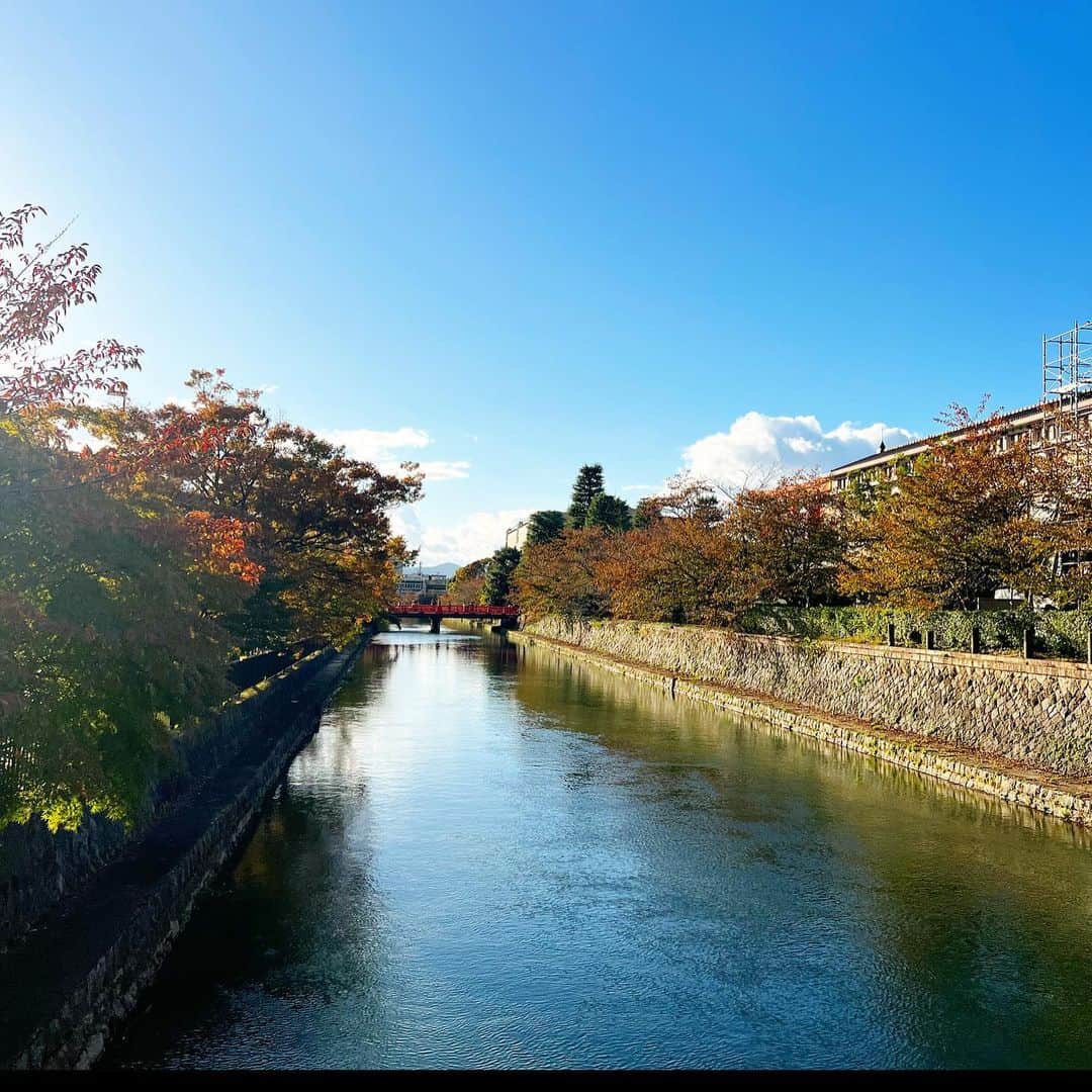 マキ・コニクソンさんのインスタグラム写真 - (マキ・コニクソンInstagram)「京都に来ました。 古都はいいね。☺️ 京都の岡崎にオープンした カフェに行った後にその近くにある 平安神宮に参拝しに行きました。 紅葉が始まって木々に 色がついて綺麗でした。  たくさん歩いたからヘルシーな気分。 凄く気持ちが良いよ。  今回宿泊したホテル”ふふ京都”が とっても素敵だから紹介します！ 中庭が美しかった。 (写真2-8枚目)  今日の京都の夕焼け空は 燃えるような赤色に染まっていました！🔥 (10枚目)  京都を楽しんでます！😊  #エア京都 #平安神宮 #京都のおすそ分け🤙🏼  #コニクソンの旅レポ✍🏻  #ふふ京都」10月29日 18時50分 - makikonikson