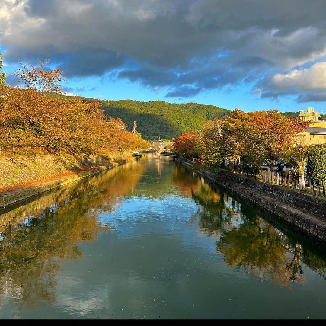 マキ・コニクソンのインスタグラム：「京都に来ました。 古都はいいね。☺️ 京都の岡崎にオープンした カフェに行った後にその近くにある 平安神宮に参拝しに行きました。 紅葉が始まって木々に 色がついて綺麗でした。  たくさん歩いたからヘルシーな気分。 凄く気持ちが良いよ。  今回宿泊したホテル”ふふ京都”が とっても素敵だから紹介します！ 中庭が美しかった。 (写真2-8枚目)  今日の京都の夕焼け空は 燃えるような赤色に染まっていました！🔥 (10枚目)  京都を楽しんでます！😊  #エア京都 #平安神宮 #京都のおすそ分け🤙🏼  #コニクソンの旅レポ✍🏻  #ふふ京都」