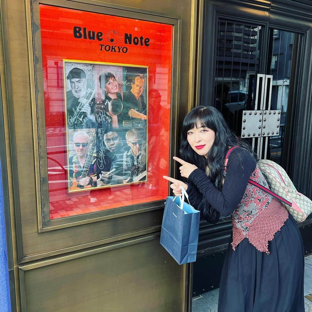 SATOKOさんのインスタグラム写真 - (SATOKOInstagram)「@unclewilllee #breckerbrothersbandreunion #bluenotetokyo  最高の時間すぎて終わって欲しくなかった…。 I just LOVE Will san’s bass, voice, and spirit… そして楽屋で #神保彰 #世界の神保さん とバッタリ！びっくり！からの道端で #角野秀行 #かっくん に遭遇…。こんな事あるー？」10月29日 18時50分 - fc_satoko