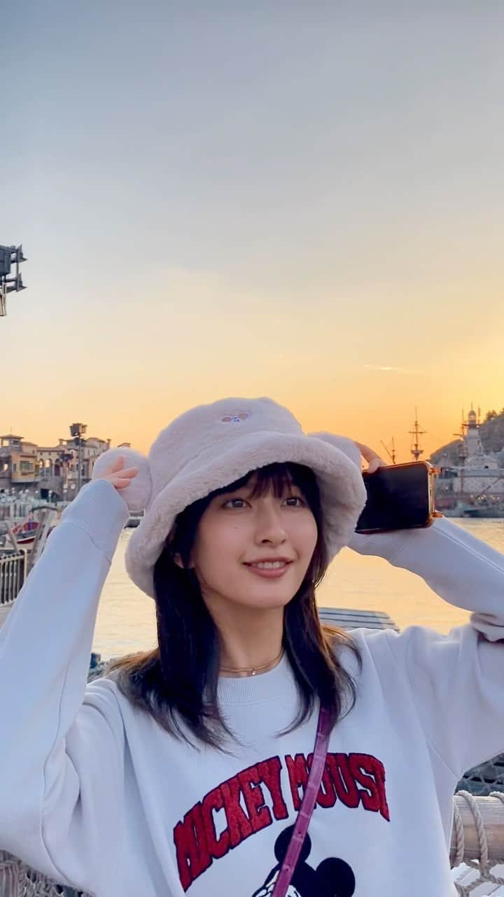 斉藤里奈のインスタグラム：「大好きな夕暮れディズニー🌅  #ディズニーシー  #ディズニーコーデ」