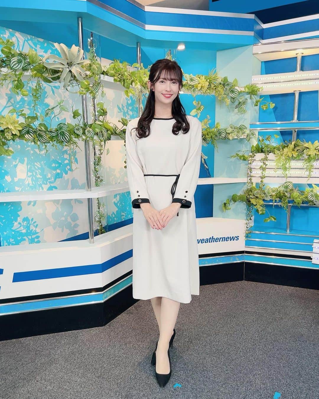 山岸愛梨のインスタグラム：「\ 花火配信と番組衣装 / 昨日が5回目くらいの花火配信かな？ 私は多分、昨日が今年最後の花火配信担当でした🌸 みーちゃんと、そしてみなさんと わいわい見る花火は特別ですね☺️  花火について全然知らないことが悔しくて 最近、本と花火師さんのYouTubeで勉強していました📖  当たり前のように見てきたまんまるの形も 花火師さんの高度な技術によるもの。  わからないことばかりですが、 知れば知るほど見るのが楽しくなるのは 気象や天体の世界と似ているなぁ。 1番花火と向き合った夏でした。  まだ菊と牡丹の違いも見分けられず全部菊に見えるし、 光露と降雪もわからない。 多重芯も「今のは何色？」という状態。 悔しい！ 改めてアーカイブをチェックしてみます👀  〈 10/28（土）番組衣装 〉 ✳︎dress  @latotalite.jp ✳︎accessories @osewaya_official  上品可愛いバイカラーワンピース。 衣装素敵！というコメントが多くて 嬉しかったなぁ。 ブラックのイヤリング合わせも素敵でした🖤  #ウェザーニュース　#ウェザーニュースlive #気象予報士　#気象キャスター　#お天気キャスター　#cordinate #fashion」