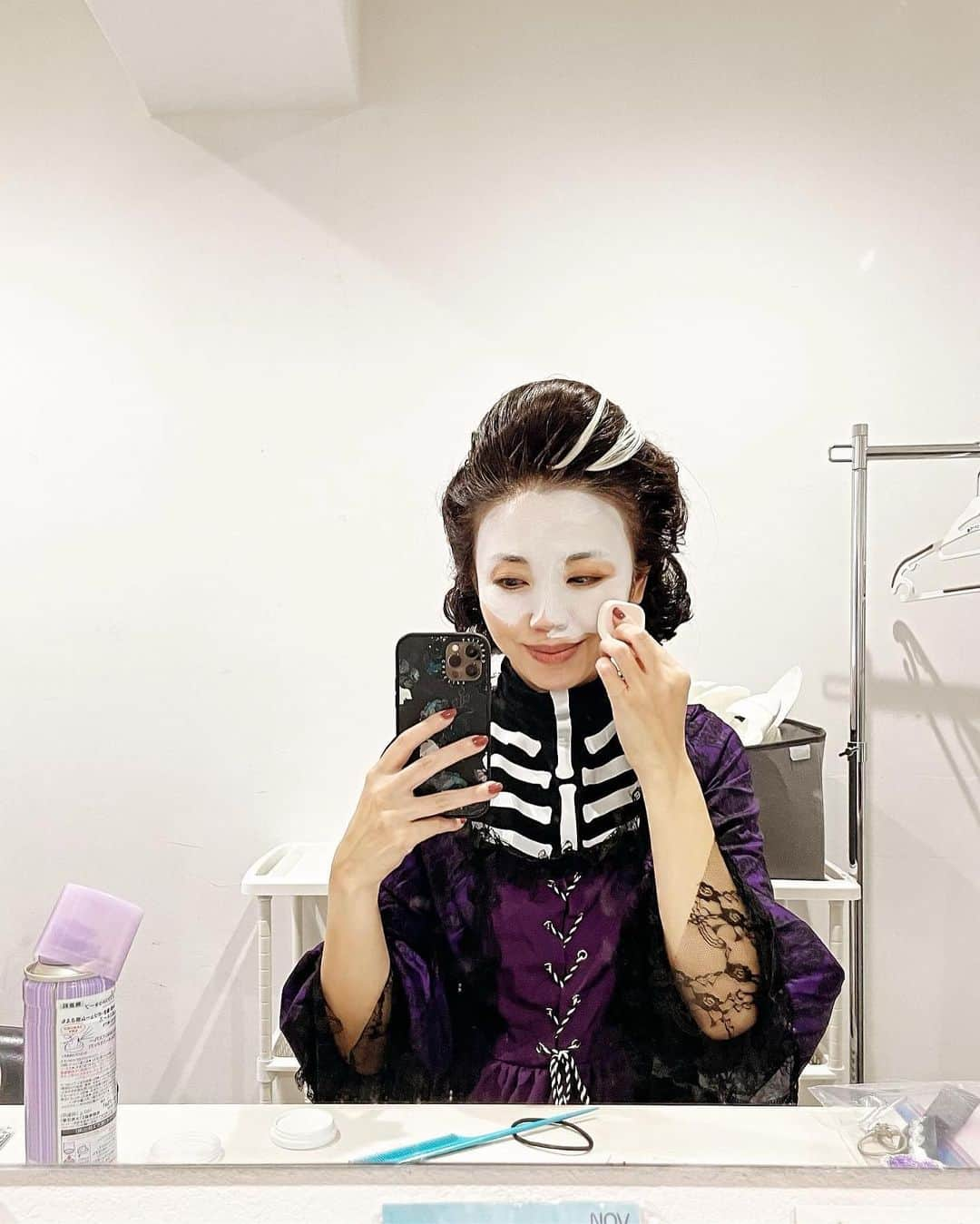 玉村 麻衣子さんのインスタグラム写真 - (玉村 麻衣子Instagram)「Trick or Treat🎃！ 我が家の今年の“全力仮装”のテーマはディズニー／ピクサー映画『リメンバー・ミー』。 . 逸材が ミゲル、箱入りが フリーダ・カーロ、夫が エルネスト・デラクルス、私が ママ・イメルダ。 少し前にリメンバー・ミーを観て、家族全員が感動し、今年はコレだ！！！と。  デラクレスのギターは、100円ショップで買った発泡スチロールの板で作成。途中、箱入りにギターを奪われてミゲルがふさぎこむという (´ཀ`）  ママ・イメルダのヘアは日本髪をアレンジ。 ここだけの話、首飾りの中央の宝石は…アルミホイルで作成しました 笑。 そして夫のデラクルスは、もはや顔の骨格がどうなってるのか謎 ٩( ᐛ )و . 今年も年賀状の写真撮影時にこちらも一緒に撮ってもらってきました👻 撮影してくれたのは私の友人でカメラマンの @sankak_kimono 。 . ちなみに2016年〜2022年の仮装は#我が家の全力仮装 でご覧いただけます☺︎ （2019年のワンピース、2022年の呪術廻戦はなぜかハッシュタグに反映されていませんが…） . . #我が家の全力仮装  #ハロウィン#Halloween#仮装#コスプレ #子供仮装#子ども仮装#親子仮装 #親子ハロウィン#ハロウィン仮装 #リンク仮装#家族仮装#親子仮装 #Cosplay #ディズニー仮装#リメンバーミー #エルネストデラクルス#ママイメルダ #玉村家の全力仮装」10月29日 18時54分 - maiko_tamamura