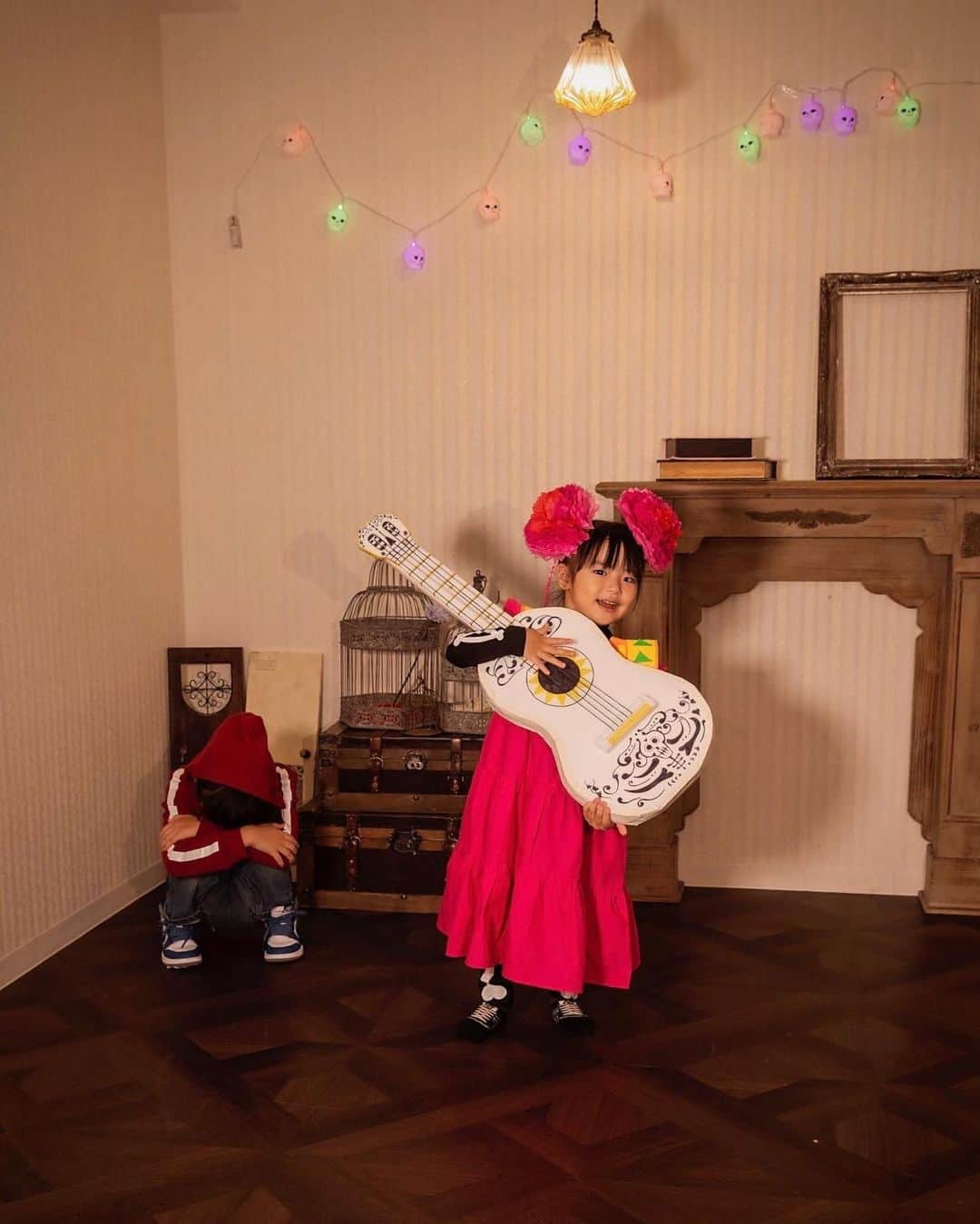 玉村 麻衣子さんのインスタグラム写真 - (玉村 麻衣子Instagram)「Trick or Treat🎃！ 我が家の今年の“全力仮装”のテーマはディズニー／ピクサー映画『リメンバー・ミー』。 . 逸材が ミゲル、箱入りが フリーダ・カーロ、夫が エルネスト・デラクルス、私が ママ・イメルダ。 少し前にリメンバー・ミーを観て、家族全員が感動し、今年はコレだ！！！と。  デラクレスのギターは、100円ショップで買った発泡スチロールの板で作成。途中、箱入りにギターを奪われてミゲルがふさぎこむという (´ཀ`）  ママ・イメルダのヘアは日本髪をアレンジ。 ここだけの話、首飾りの中央の宝石は…アルミホイルで作成しました 笑。 そして夫のデラクルスは、もはや顔の骨格がどうなってるのか謎 ٩( ᐛ )و . 今年も年賀状の写真撮影時にこちらも一緒に撮ってもらってきました👻 撮影してくれたのは私の友人でカメラマンの @sankak_kimono 。 . ちなみに2016年〜2022年の仮装は#我が家の全力仮装 でご覧いただけます☺︎ （2019年のワンピース、2022年の呪術廻戦はなぜかハッシュタグに反映されていませんが…） . . #我が家の全力仮装  #ハロウィン#Halloween#仮装#コスプレ #子供仮装#子ども仮装#親子仮装 #親子ハロウィン#ハロウィン仮装 #リンク仮装#家族仮装#親子仮装 #Cosplay #ディズニー仮装#リメンバーミー #エルネストデラクルス#ママイメルダ #玉村家の全力仮装」10月29日 18時54分 - maiko_tamamura