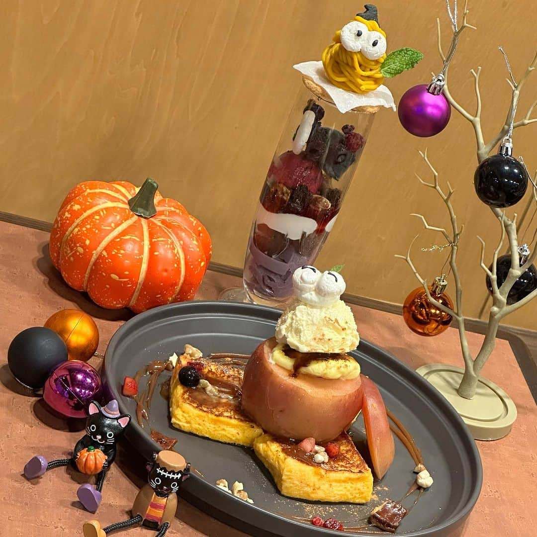 澤野井香里のインスタグラム：「とっても可愛いハロウィンSweets🎃♡  子供達と一緒に習い事たくさん頑張ったご褒美にスイーツタイム＾＾✨  🔸ハロウィンおばけパフェ👻  🍇やチョコブラウニー🍫、紫芋のプリンやトッピングのかぼちゃモンブランのおばけもいたり秋の味覚を楽しめるパフェ🤭  🔸りんごの塩キャラメルバターナッツシナモンフレンチトースト🍎  フレンチトースト専門店だからこそ、濃厚な卵たっぷりのフレンチトーストに塩キャラメルとりんご&シナモンがたまらないコラボ💓  ハロウィンイベントの送迎に大忙しな週末😆🚗💨  #ks_23✨  #ks_kyoto✨ #京都 #七条 #京都グルメ #京都カフェ #京都散策 #京都巡り #京都好き #pr #きわみsaredoフレンチトーストかふぇ #フレンチトースト専門店 #フレンチトースト部 #京都カフェめぐり #京都カフェランチ #京都駅カフェ  @kiwamicafe」