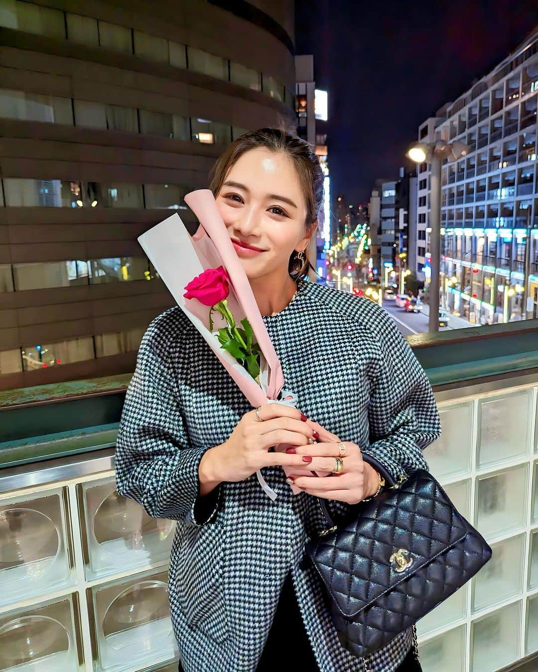 のインスタグラム：「お誕生日ウィーク🎂❤️ たっくさんお祝いしてもらえて幸せだった❣️ . 大好きな人にたっくさん会えて、歌歌ってもらったり、 美味しいご飯にお酒にお花にプレゼント。 . 最高の34歳の始まりでした❤️ありがとう❤️ . #mybirthday #birthday #birthdaycake #birthdaygirl #誕生日パーティー #お誕生日 #誕生日プレゼント #誕生日 #誕生日ケーキ #ありがとう #thankyou #hbd」