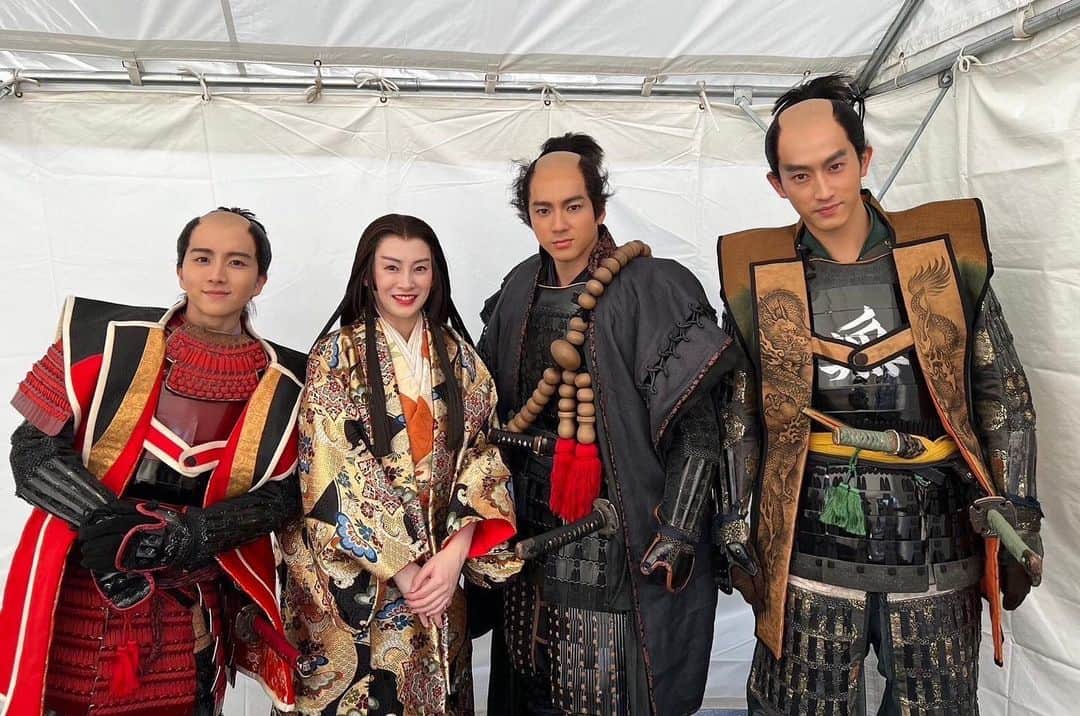 板垣李光人のインスタグラム：「どうする家康　第41回  着々と関ヶ原へ…  写真は昨日の家康行列、出陣前の我々です💁」