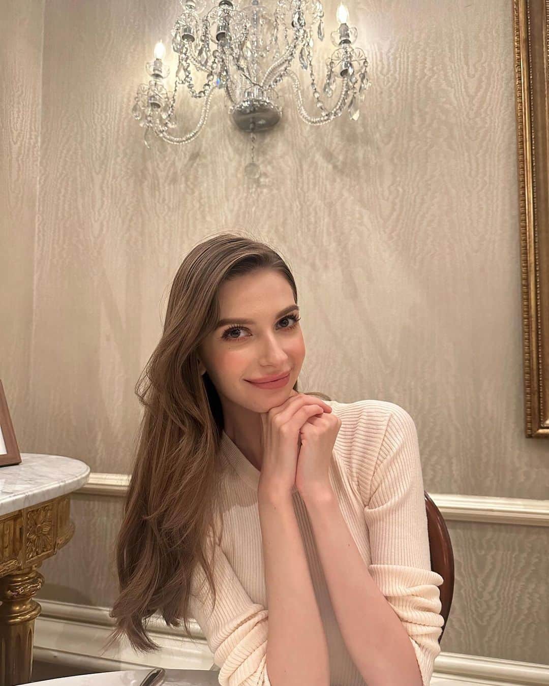 のインスタグラム：「こんばんは🌛  皆さんはどんな1日だったかなぁ~？  私は最近寒くなってきたこともあって、また本格的に岩盤ヨガ復活🫶ヨガの後は300gも体重が減ってたので、汗がたくさん出た証拠だね😳  しっかり筋トレはもうやってないけど、自重で部分トレーニングと岩盤ヨガとウォーキングはずっと続けてる🚶‍♀️  好きなものもほどほどに食べながら、今が1番体型をキープできてる気がする✨  #モデル #ファッションモデル #東京モデル#model #tokyomodel #tokyo」