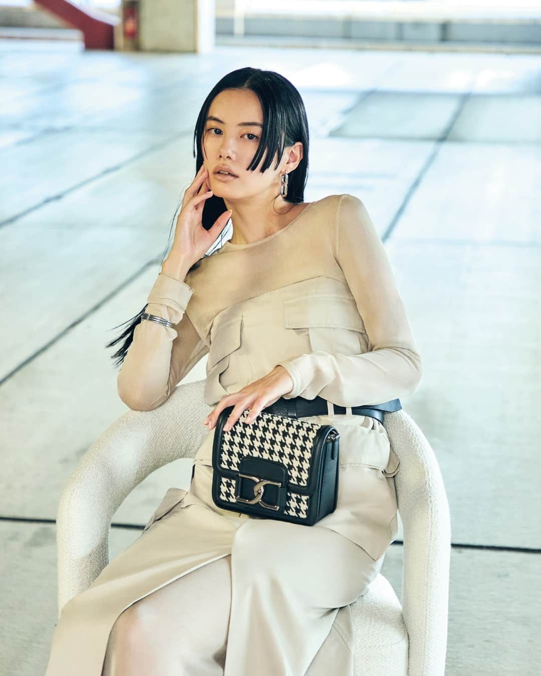 CHARLES & KEITH JAPAN CHARLES & KEITHのインスタグラム：「定番のGabineシリーズに新作が登場。⁠ いつの時代もエレガントに仕上げてくれるハウンドトゥース柄は、コーディネートの主役に。⁠ ⁠ Gabine ガビーヌ レザークロスボディバッグ⁠ (Article No. SL2-80271217)⁠ Gabine ガビーヌ ブロックヒールアンクルブーツ⁠ (Article No. SL1-91900006)⁠ ⁠ #CharlesKeithFW23⁠ #チャールズアンドキース⁠ ⁠ Photographer: Keisei Arai⁠ Stylist: Itsuka Watanabe⁠ Makeup Artist: ANNA⁠ Hair Stylist: Miho Emori」