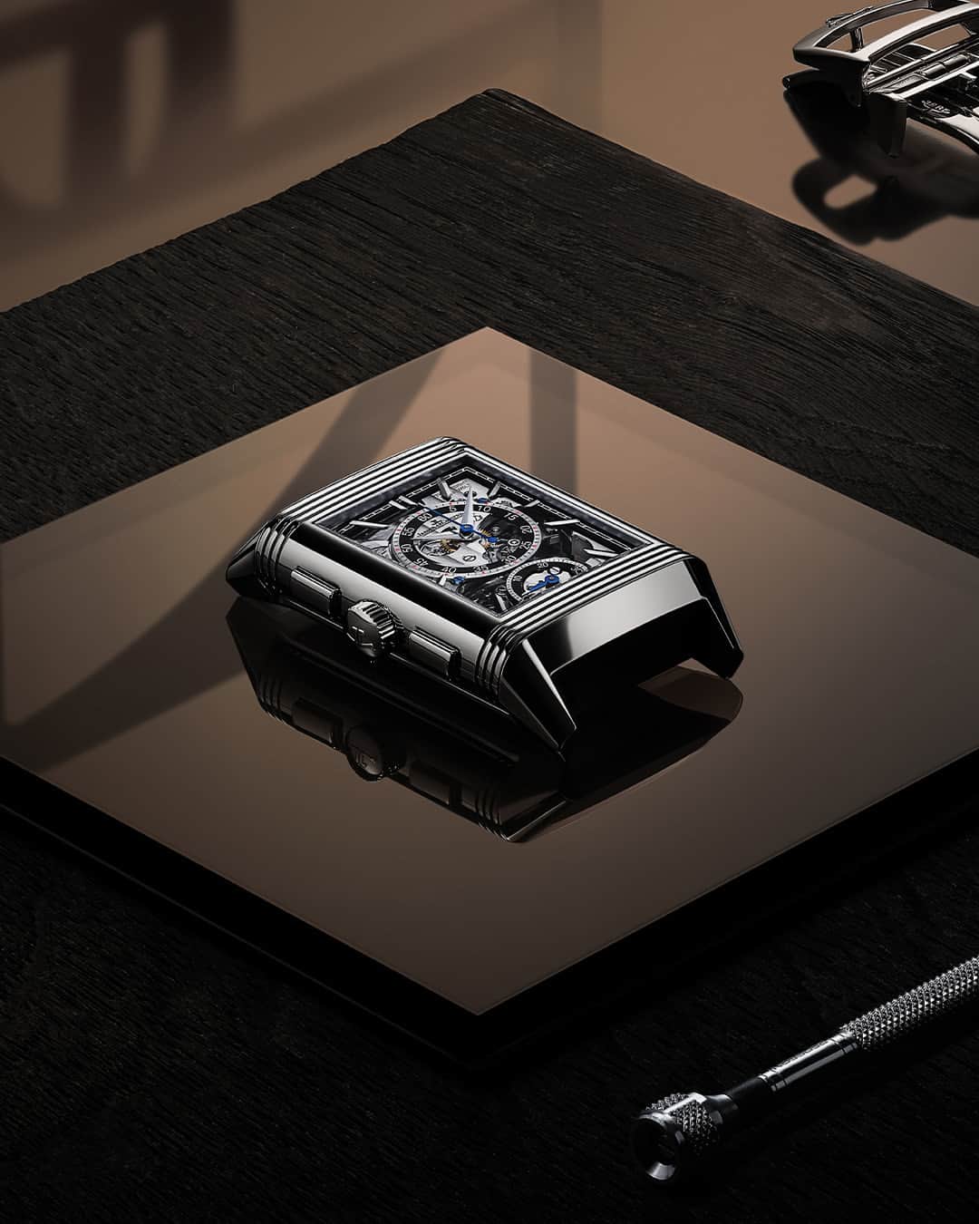 ジャガールクルトのインスタグラム：「A fully in-house chronograph. #Reverso _ Reverso Tribute Chronograph Designed, made and assembled in our Manufacture  _ A complex case made of more than 50 components housing the in-house Calibre 860, a fully integrated hand-wound chronograph movement. Incorporating the latest Manufacture innovations, it represents a true testimony of the expertise of La Grande Maison’s watchmakers. _ #JaegerLeCoultre #Reverso #TheWatchmakerOfWatchmakers」