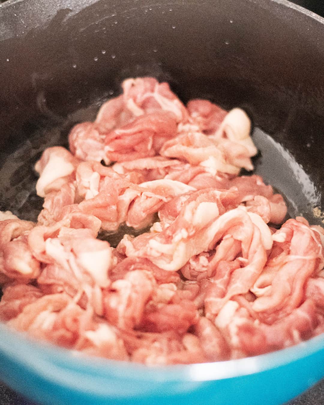 おうちごはん編集部さんのインスタグラム写真 - (おうちごはん編集部Instagram)「【具だくさんの旨味たっぷり豚汁】#レシピ あり▼  秋の味覚がたっぷりとつまった具だくさんの豚汁レシピ✨  これからの寒くなる時季のあったかい料理って最高ですよね😚 秋冬の旬の食材をたっぷりと使った具だくさんの豚汁をみんなで食べれば、心も身体も温まること間違いなし🎵  --------👇レシピ👇---------  具だくさんの旨味たっぷり豚汁  ▼材料（6～8人前） ※3～4人だと、おかわりできちゃうボリューム感です  ・豚切り落とし肉……400g ・大根……1/2本 ・人参……1本 ・さつまいも……2本 ・ひらたけ……1パック ・まいたけ……1パック ・玉こんにゃく……1パック ・玉ねぎ……1個 ・ごぼう……1本  ・ごま油……大さじ3 ・合わせ味噌……大さじ3〜4 ・だしの素……小さじ3 ・酒……100ml ・みりん……100ml ・水……400〜500ml ・塩……適量 ・しょうゆ……大さじ1  ▼下準備  ・豚肉と野菜を食べやすい大きさにカットしておく。  ▼作り方  1. フライパンにごま油をしき、豚肉・たまねぎ・ごぼうを入れて塩を振り、中火で5分ほど炒める。  2. 水300ml、みりん、酒、合わせ味噌大さじ1、だしの素小さじ3を入れ、5分ほど煮る。  3. 残りの野菜と玉こんにゃくを入れたら、残りの水を入れて弱火で25分煮る。 （具材がたっぷりなので、水が少ないなと感じたら具材がひたひたになるくらいまで水を入れてください）  4. 仕上げに、合わせ味噌（大さじ2）と醤油（大さじ1）を加えて味を調整する。  --💡POINT💡--  ●最初に豚肉、玉ねぎ、ごぼうを炒めて煮る！ まず最初に、豚肉、玉ねぎ、ごぼうを一緒に炒め、調味料と合わせて5分ほど煮ます。この工程によって豚肉の臭みが消えるのと同時に、豚汁全体に一体感が出ます！  ●さつまいもは絶対に入れよう！ さつまいもを入れることで、甘みととろっとした粘度が増すので、格段に美味しい豚汁に仕上がります！  ●具材はたっぷり使って！ たくさんの具材を使って、たっぷりの量を作ることで、食材の旨味が凝縮されます。 少ない量を作るより、たっぷりと作った方が仕上がりが格段に美味しいので、作るときにはぜひたっぷり作ってみてくださいね。  photo by @ouchigohan_ojisan  🔽「具だくさんの旨味たっぷり豚汁」のレシピは、おうちごはんの記事でもご紹介しています！ https://ouchi-gohan.jp/2447/  ------------------ ◆このレシピを作ってみたいと思った方は「保存📄」を、おいしそうと思った方はぜひ「いいね♥」してね😚  ◆ #おうちごはんLover を付けて投稿するとおうちごはんの記事やこのアカウント、おうちごはん発信のトレンドリリースなどでご紹介させていただくことがございます。スタッフが毎日楽しくチェックしています♪ ------------------  #おうちごはんlover #おうちごはんラバー #ouchigohanlover #ouchigohan  #あしたのおうちごはん #おうちごはん #recipe #レシピ #soup #豚汁 #汁物 #スープ #味噌汁 #あったかレシピ #具だくさん #献立 #晩御飯 #鍋 #自炊 #秋野菜 #豚肉 #夕飯 #今日のごはん #手料理」10月29日 19時00分 - ouchigohan.jp