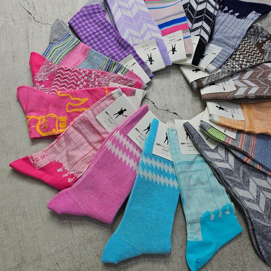 ミントデザインズのインスタグラム：「. -SOCKS COLLECTION!!-  定番のウールソックスに新色が加わりました‼︎ ミントデザインズ直営店では、新作からアーカイブスまで豊富なバリエーションをご覧いただけます。  #mintdesigns #ミントデザインズ #2023aw」