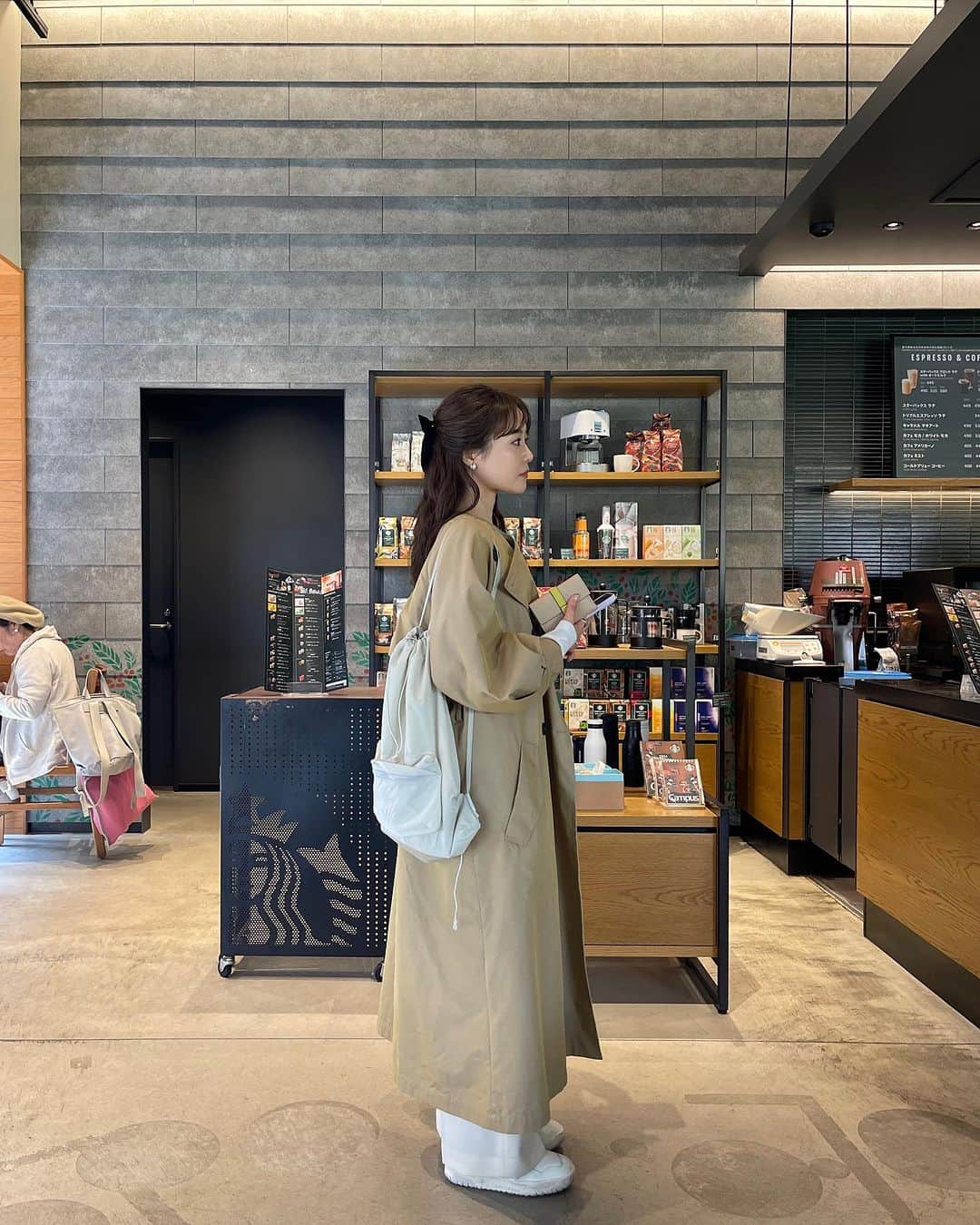 のインスタグラム：「. . スタバで並び中👣  この日はやっとクリーニングに出したコートを 着ました〜🧥♡ . #私服 #ファッション #コーディネート #洋服 #秋 #秋コーデ #秋服 #コート #fashion #coordinate #outfit #autumn #wear #coat #chr_code」